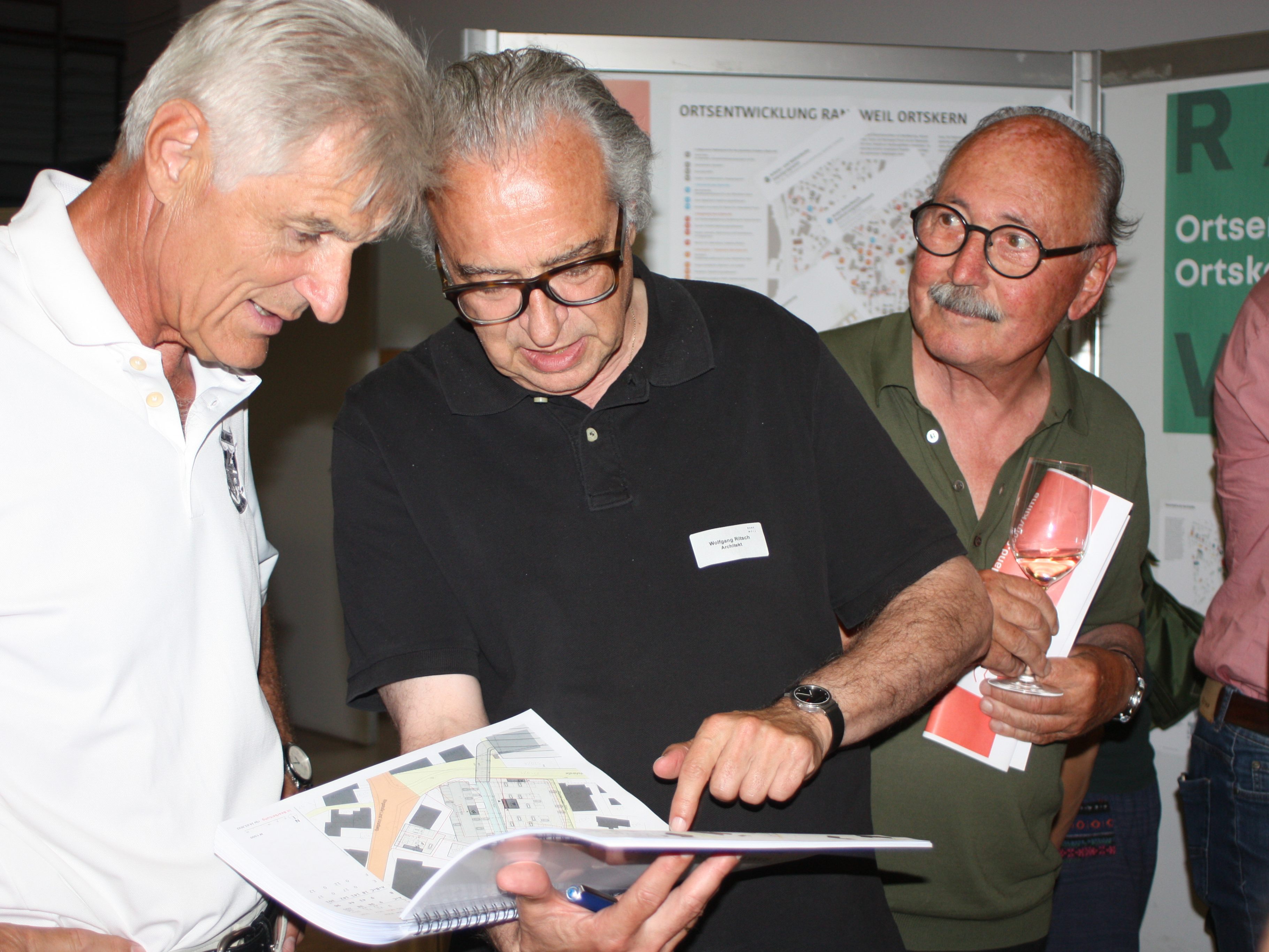 Unternehmer Richard Fischer im Smalltalk mit Architekt Wolfgang Ritsch, rechts Werner Abbrederis. Unternehmer Richard Fischer im Smalltalk mit Architekt Wolfgang Ritsch, rechts Werner Abbrederis.