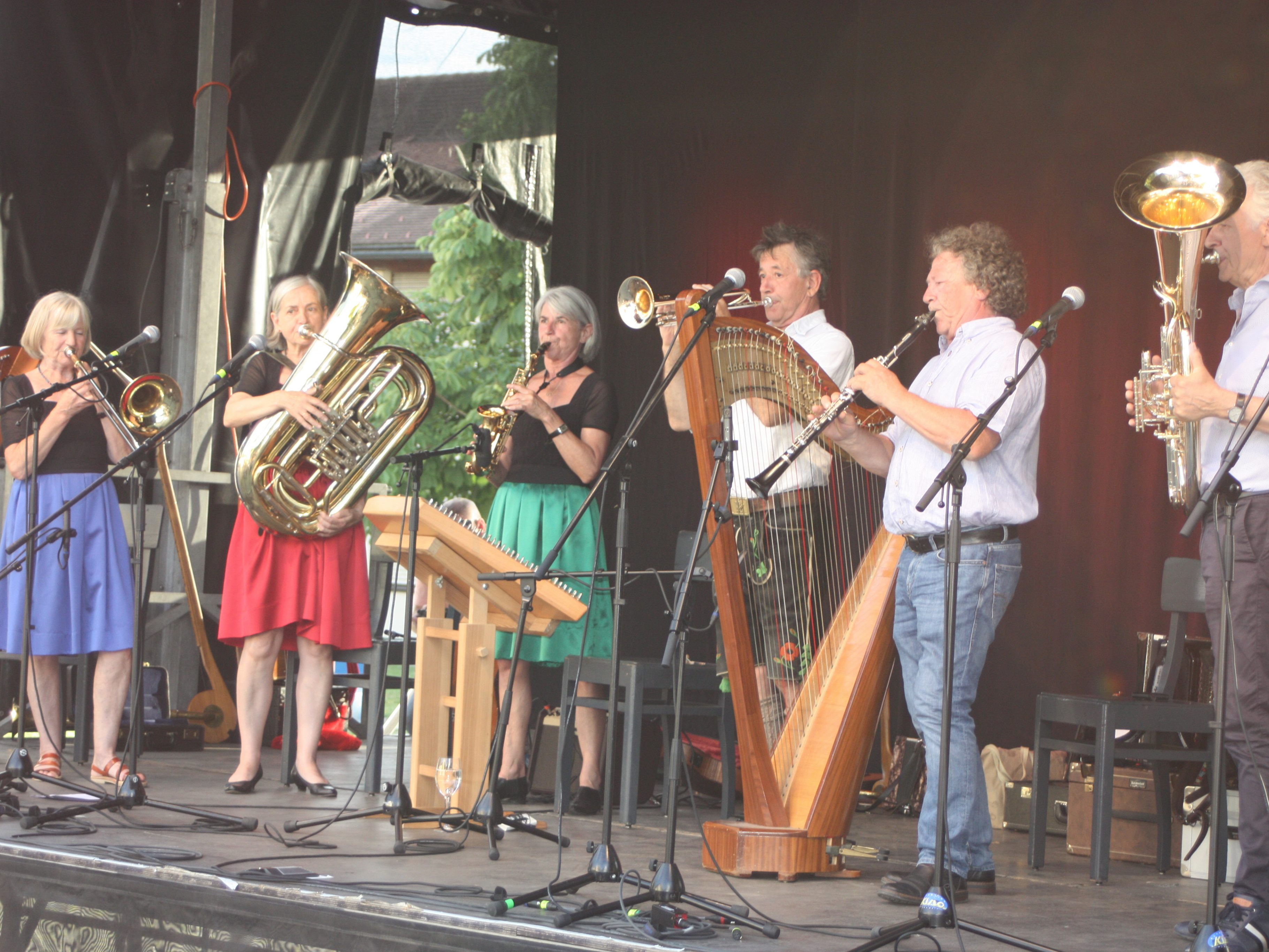 Oft ins Lachen brachte die Gruppe Well aus Bayern die Besucher am Rankweiler Marktplatz. Oft ins Lachen brachte die Gruppe Well aus Bayern die Besucher am Rankweiler Marktplatz.