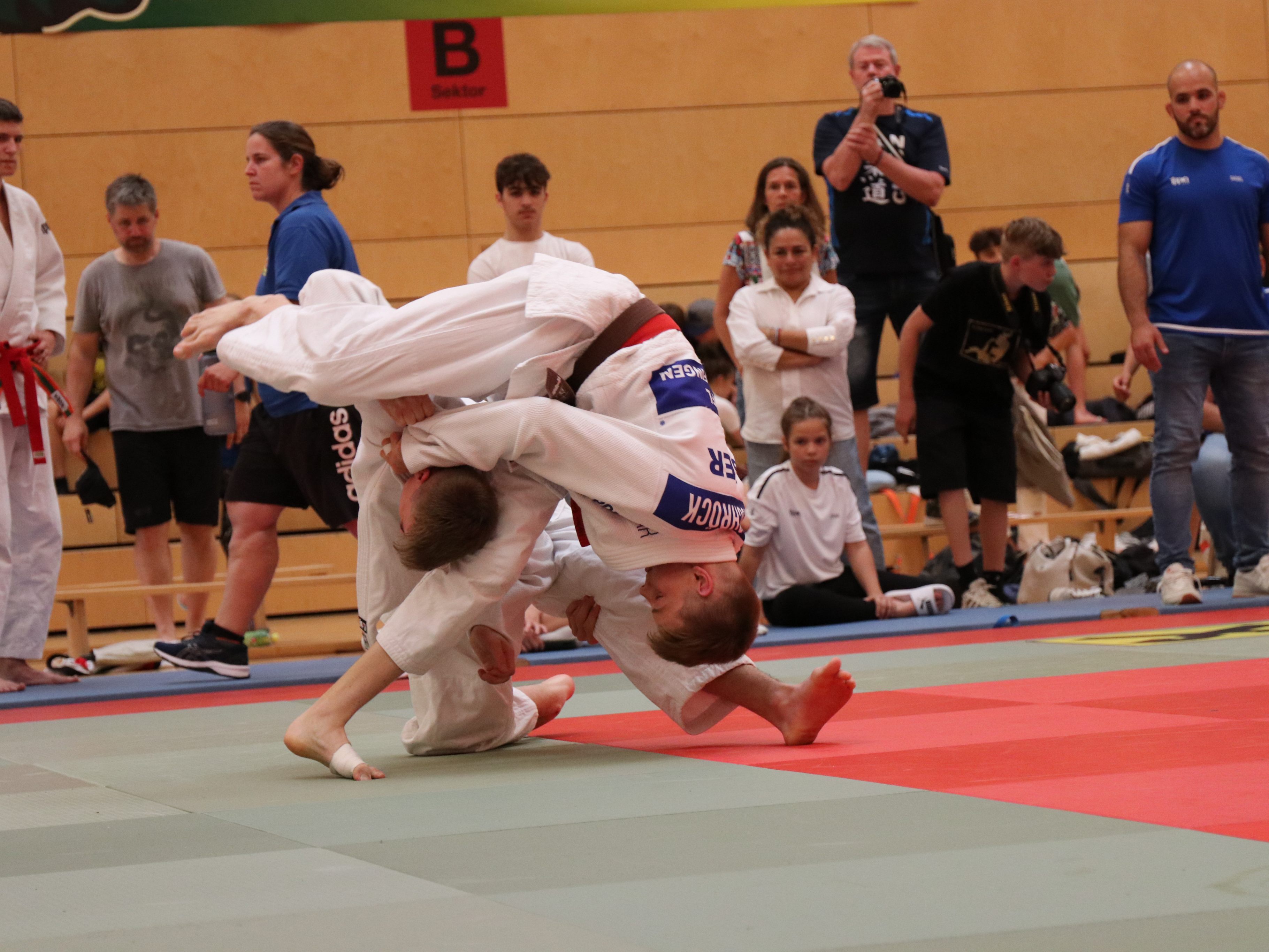 Die Zuschauer bekamen beim 10. Messestadtturnier spannende Judo-Kämpfe geboten. Die Zuschauer bekamen beim 10. Messestadtturnier spannende Judo-Kämpfe geboten.
