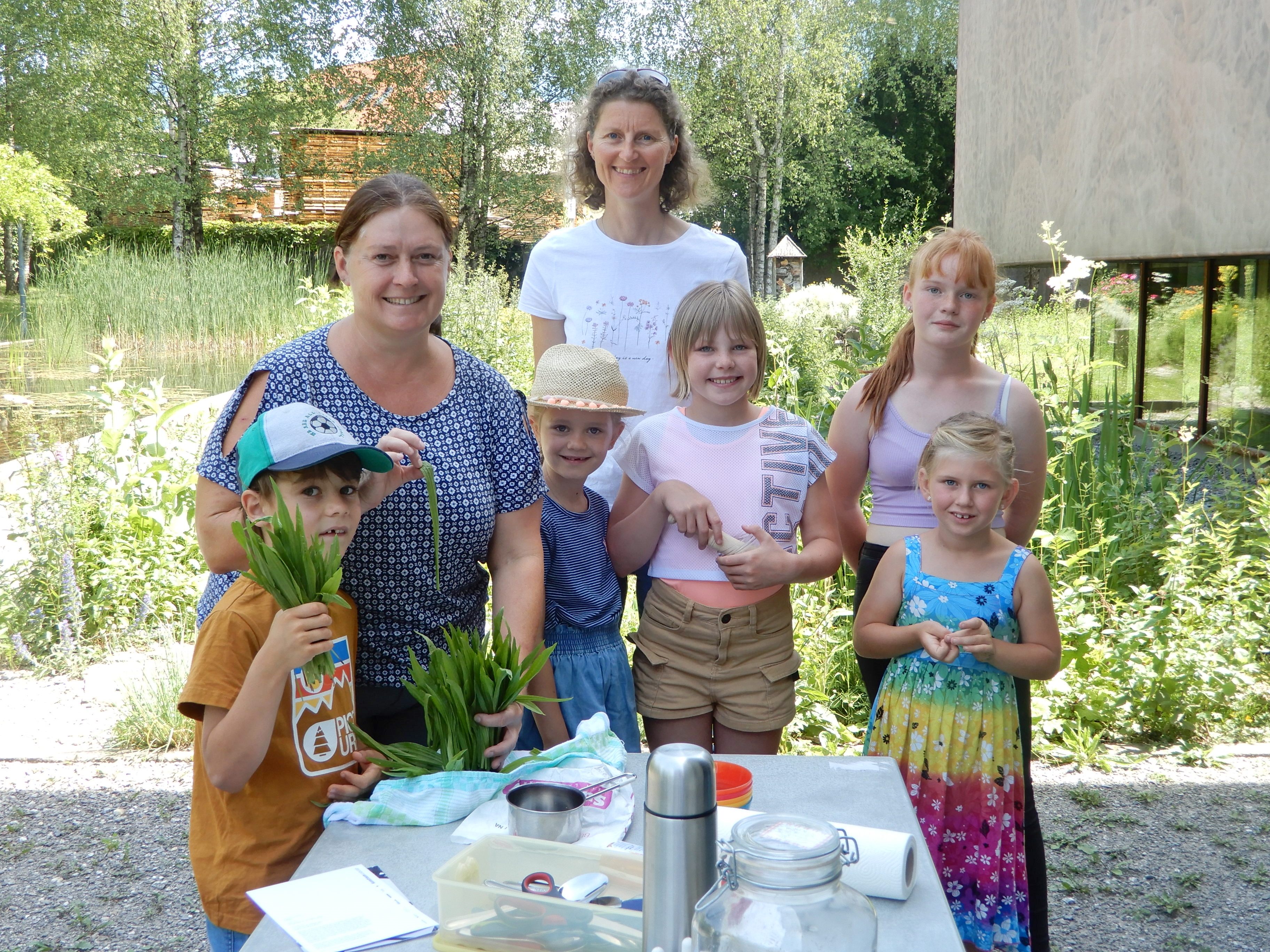 "Kräuterapotheker" unter sich, hieß es bei der Kids im Kräutergarten-Reihe des OGV Dornbirn. "Kräuterapotheker" unter sich, hieß es bei der Kids im Kräutergarten-Reihe des OGV Dornbirn.