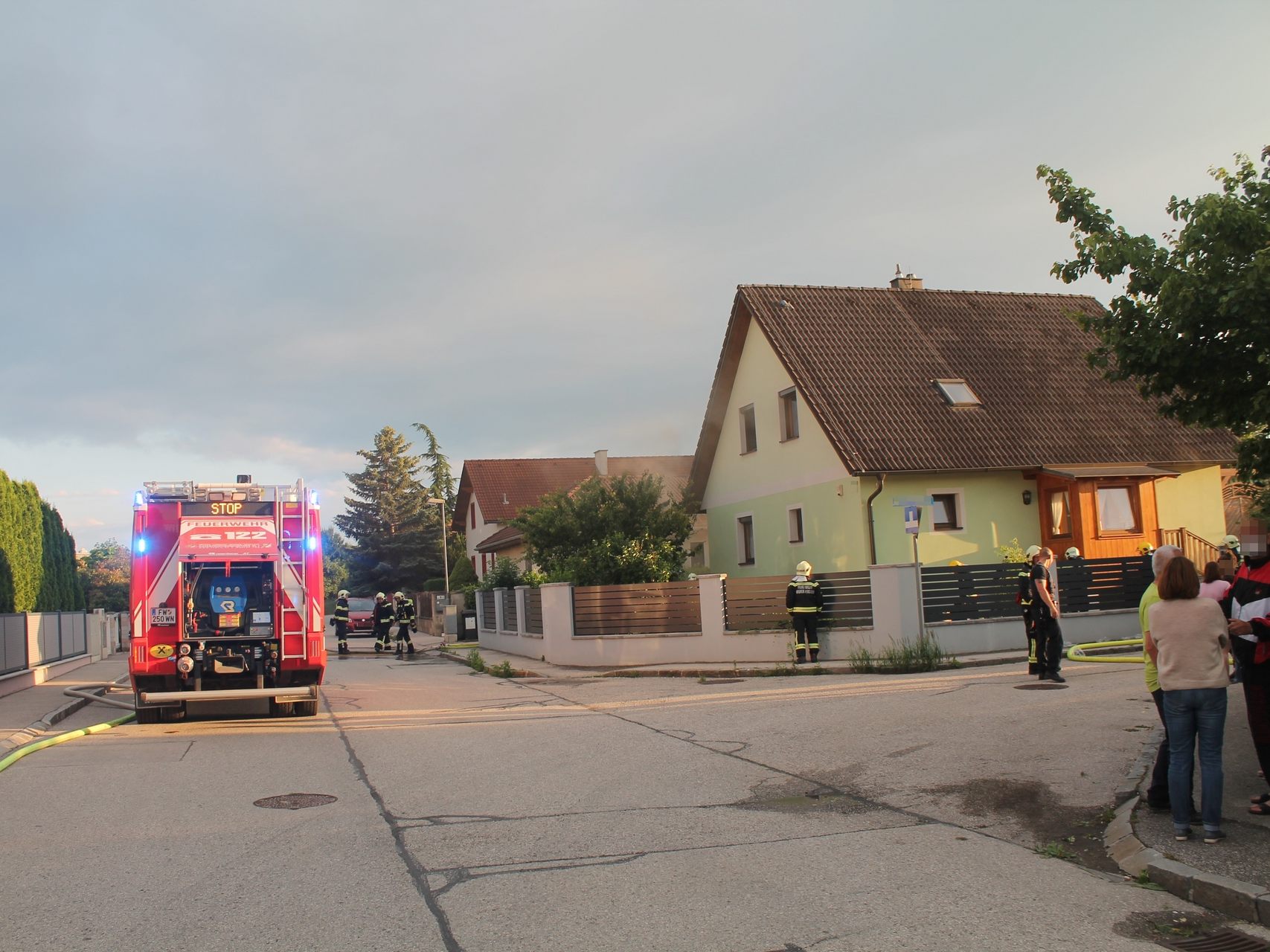 Großeinsatz der Feuerwehr in Wiener Neustadt am Freitagabend. Großeinsatz der Feuerwehr in Wiener Neustadt am Freitagabend.