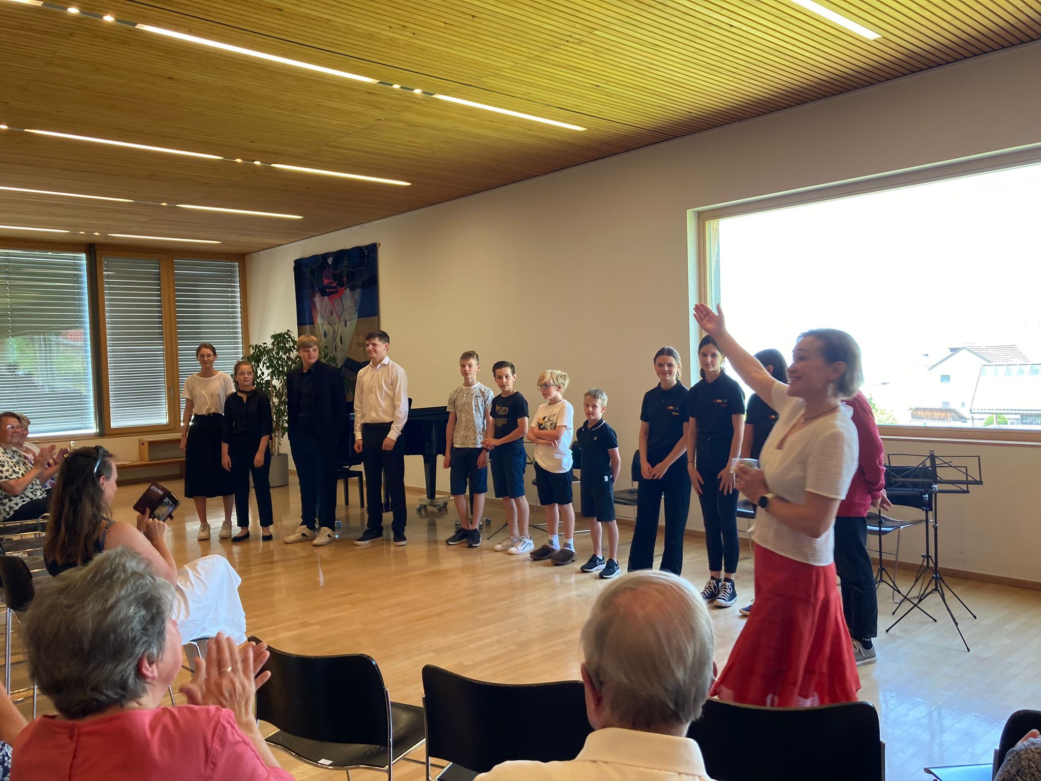 Birgit Giselbrecht-Plankel stellte die jungen Musikerinnen und Musiker vor. Birgit Giselbrecht-Plankel stellte die jungen Musikerinnen und Musiker vor.