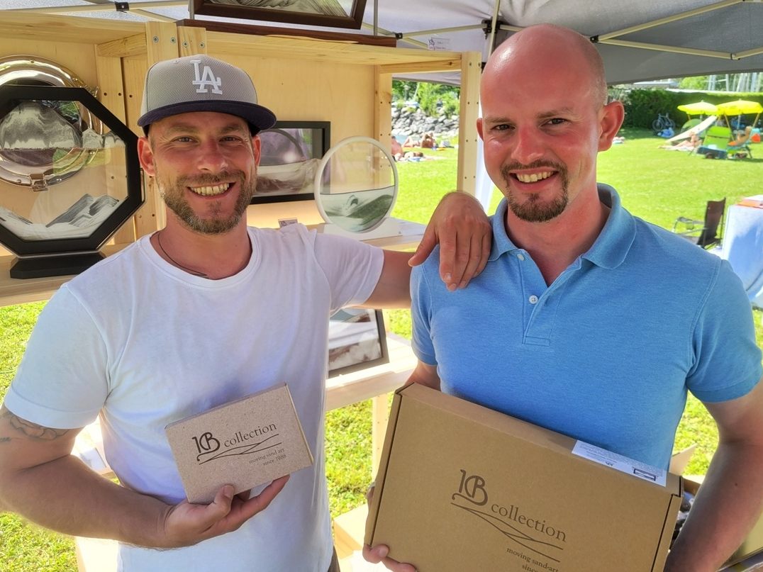 „KB Collection – moving sand-art since 1988“ – Manuel Formanek und Simon Nesensohn aus Lustenau, erstmals mit ihren hochwertigen Sandbildern beim „Kunstmarkt“ am Lochauer Kaiserstrand. „KB Collection – moving sand-art since 1988“ – Manuel Formanek und Simon Nesensohn aus Lustenau, erstmals mit ihren hochwertigen Sandbildern beim „Kunstmarkt“ am Lochauer Kaiserstrand.