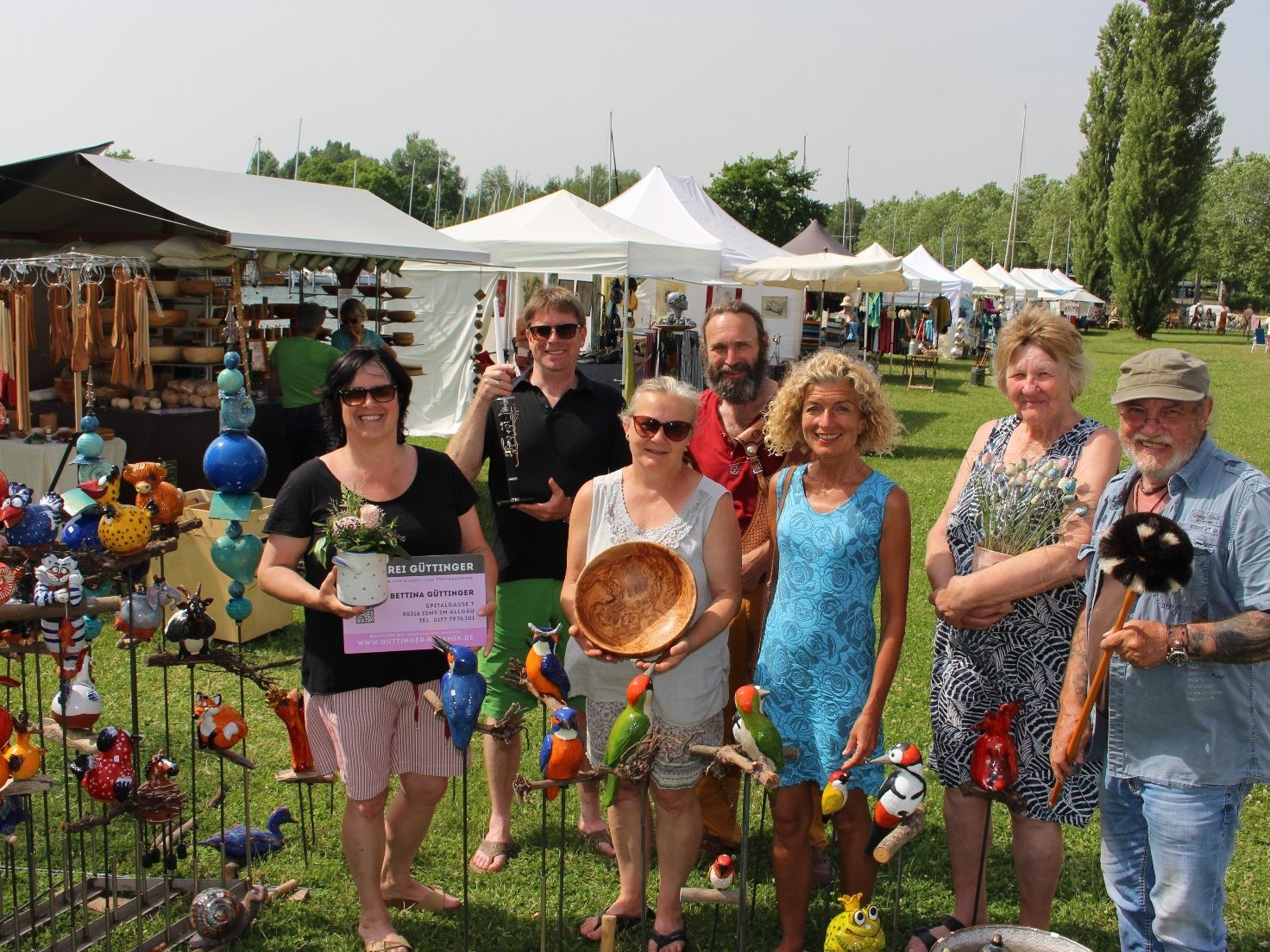 Zusammen mit langjährigen Marktständlern freut sich Bettina Güttinger (links im Bild) von der Töpferei B. Güttinger aus Isny auf den „Kunstmarkt im Sommer“ im besonderen Ambiente am Lochauer Kaiserstrand. Zusammen mit langjährigen Marktständlern freut sich Bettina Güttinger (links im Bild) von der Töpferei B. Güttinger aus Isny auf den „Kunstmarkt im Sommer“ im besonderen Ambiente am Lochauer Kaiserstrand.