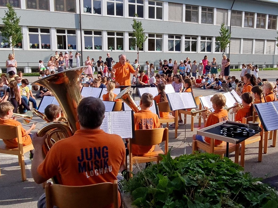 Mit einem spontanen Auftritt im großen Schulhof begeisterte die „Rasselbande“ des Musikvereines die Schüler der Lochauer Volksschule für die Blasmusik und den heimischen Musikverein. Mit einem spontanen Auftritt im großen Schulhof begeisterte die „Rasselbande“ des Musikvereines die Schüler der Lochauer Volksschule für die Blasmusik und den heimischen Musikverein.