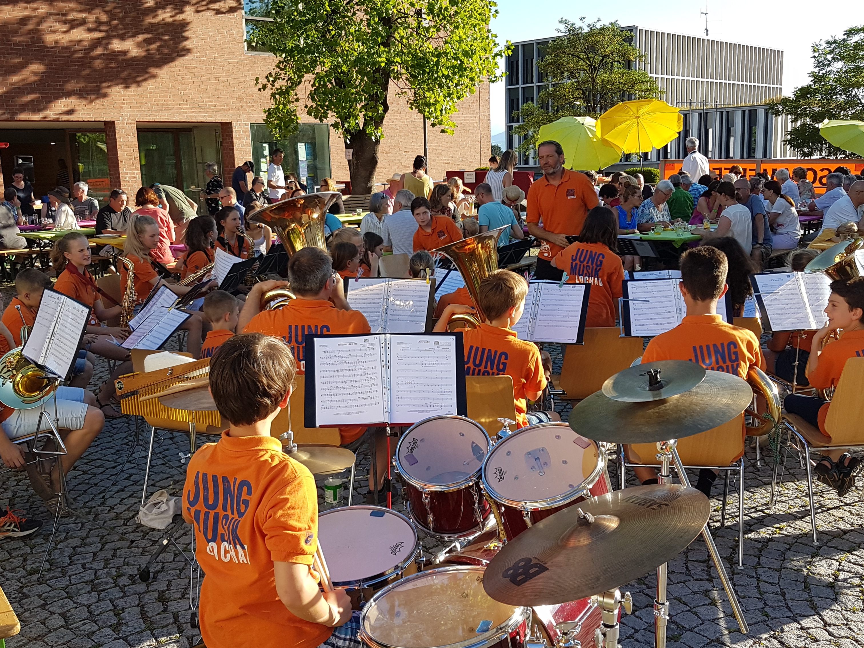 Einladung zum stimmungsvollen „Sommerfest der Pfarre Lochau“ auf dem Platz vor dem Pfarrheim Franz Xaver – ein blasmusikalischer Frühschoppen in geselliger Atmosphäre! Einladung zum stimmungsvollen „Sommerfest der Pfarre Lochau“ auf dem Platz vor dem Pfarrheim Franz Xaver – ein blasmusikalischer Frühschoppen in geselliger Atmosphäre!