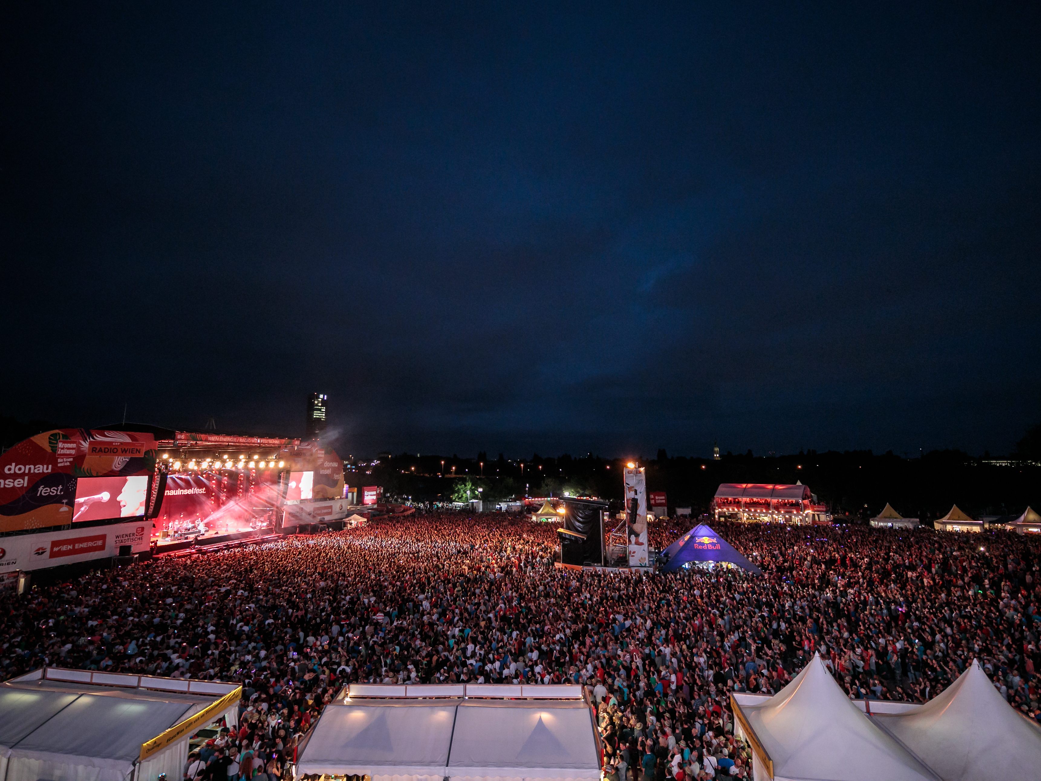 Die Wienerlied-Bühne beim Donauinselfest bietet ein abwechslungsreiches Programm.