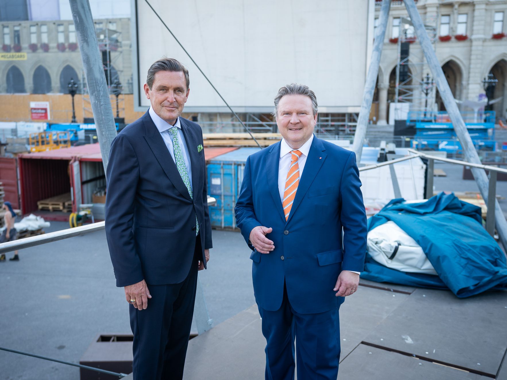 Bürgermeister Ludwig und Stadtrat Hanke besuchten die Aufbararbeiten zum Film Festival 2022 am Rathausplatz.