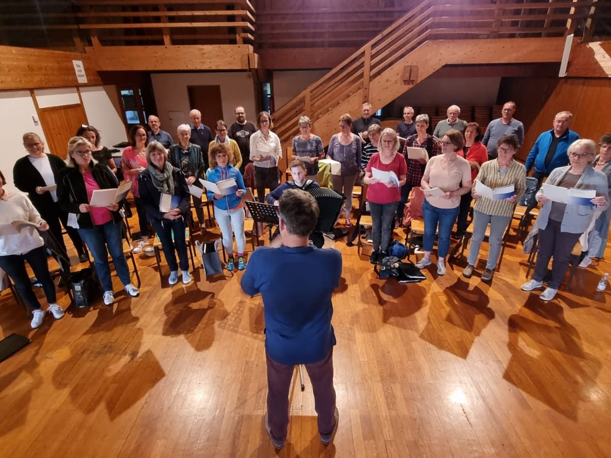 Chor St. Nikolaus und Akkordeonist Damian Keller unter der Leitung von Chorleiter Michael Jagg