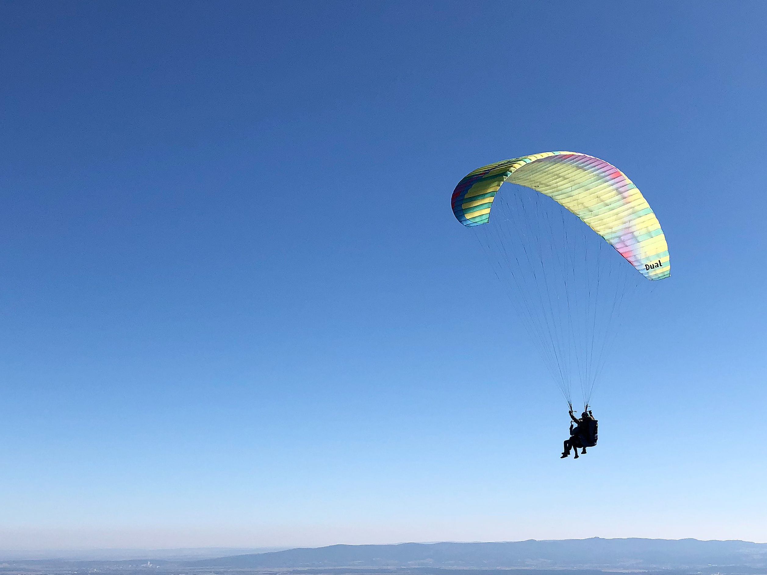 Der Paragleiter musste notlanden, dabei verletzte sich der Mann. (Symbolbild) Der Paragleiter musste notlanden, dabei verletzte sich der Mann. (Symbolbild)