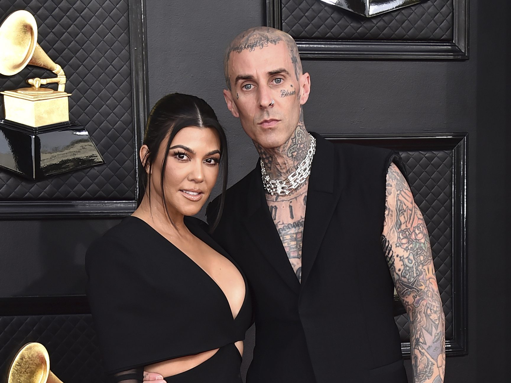Travis Barker liegt aktuell im Spital - seine Frau Kourtney begleitete ihn.