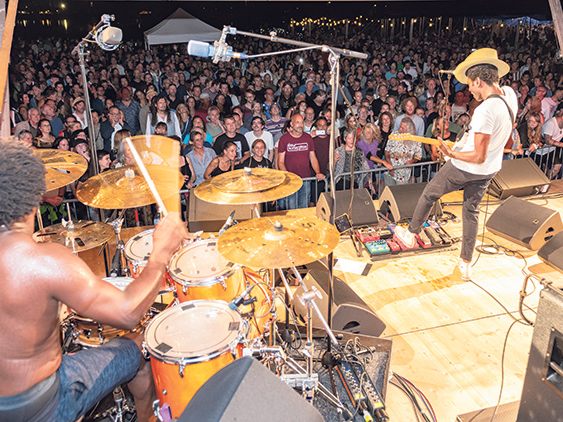 Ein starkes Line-up, ein buntes Rahmenprogramm, feines Street-Food, beste Sommervibes, gute Laune und gute Leute: Das alles wartet beim Schaffarei Festival, dem Festival für Arbeitskultur. (Foto: Jürgen Gorbach/ AK)