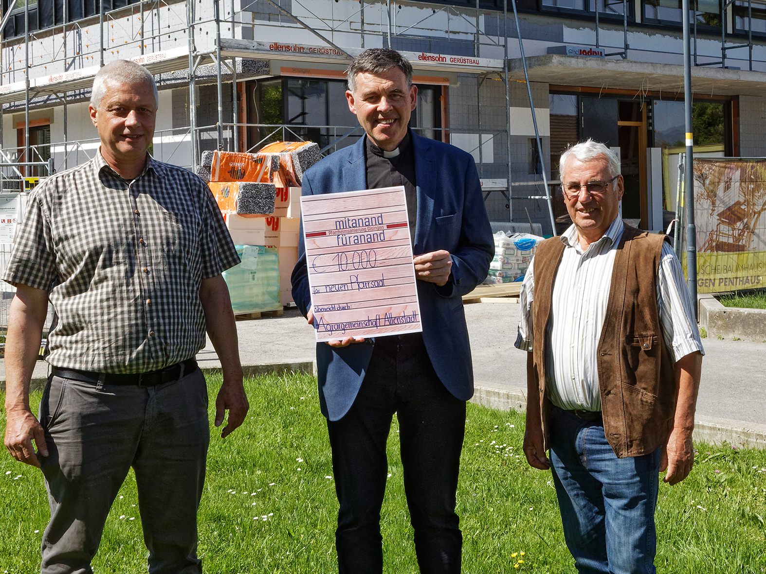 Spende für das renovierte Pfarrheim in Gisingen.