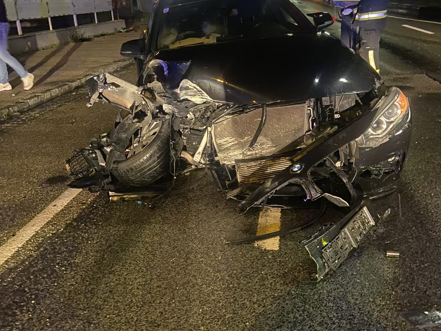 Ein BMW blockierte nach einem Unfall in Wr. Neustadt die Straße.