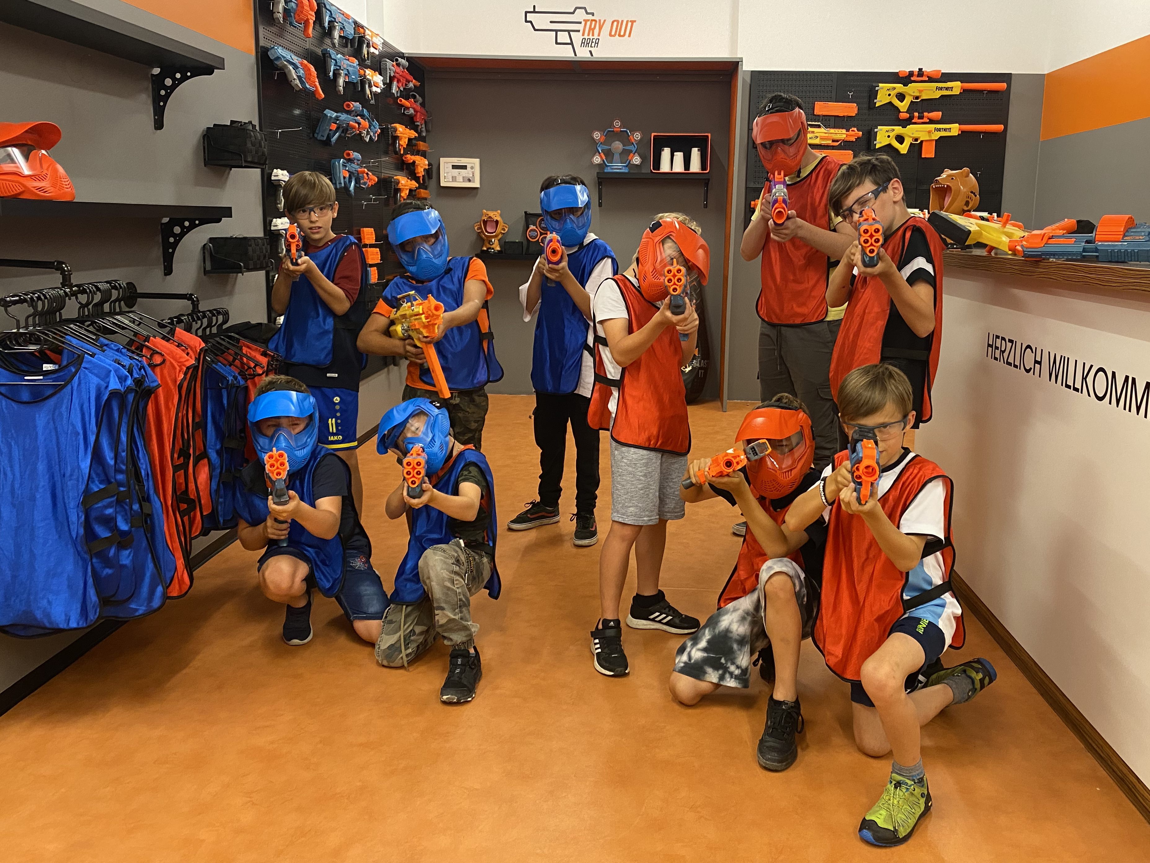 Eine Gruppe Burschen in der Blaster Arena.