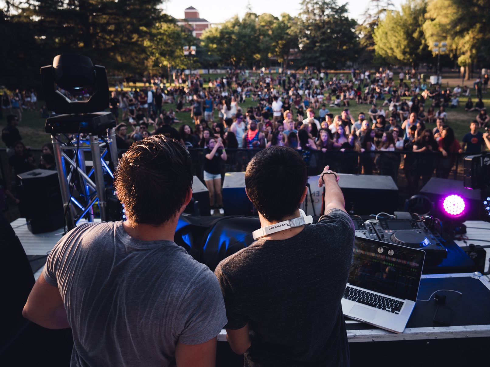 Auf der OBI/kronehit Electronic Music Bühne am Donauinselfest 2022 gibt es Festival-Vibes zu spüren.