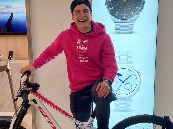 Elias Schwärzler mit seinem Mountainbike beim Previewing von "Fear- The Fear Of Speed". Elias Schwärzler mit seinem Mountainbike beim Previewing von "Fear- The Fear Of Speed".