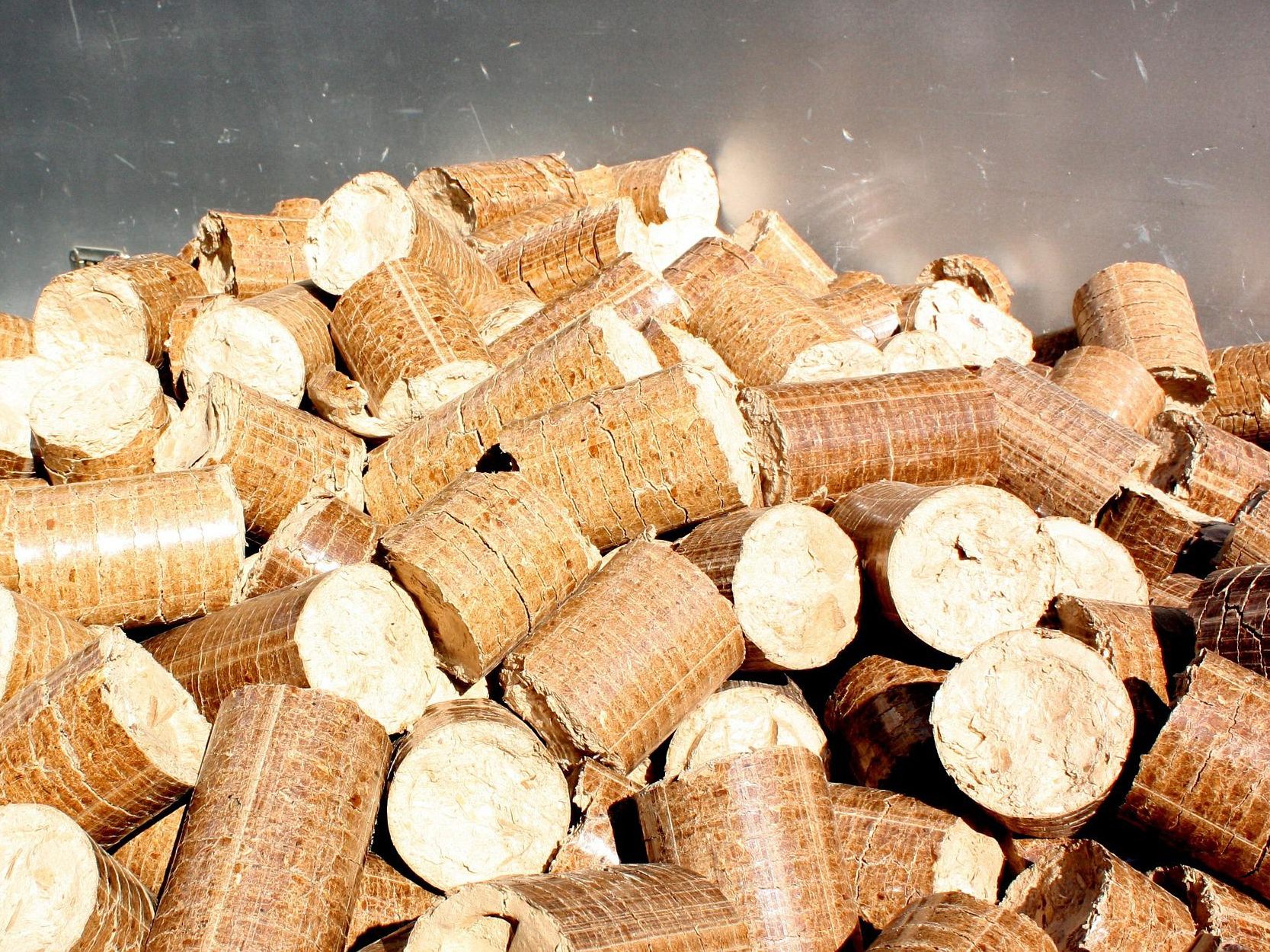 Pellets sind teurer geworden- die Branche fordert eine Bevorratungspflicht.