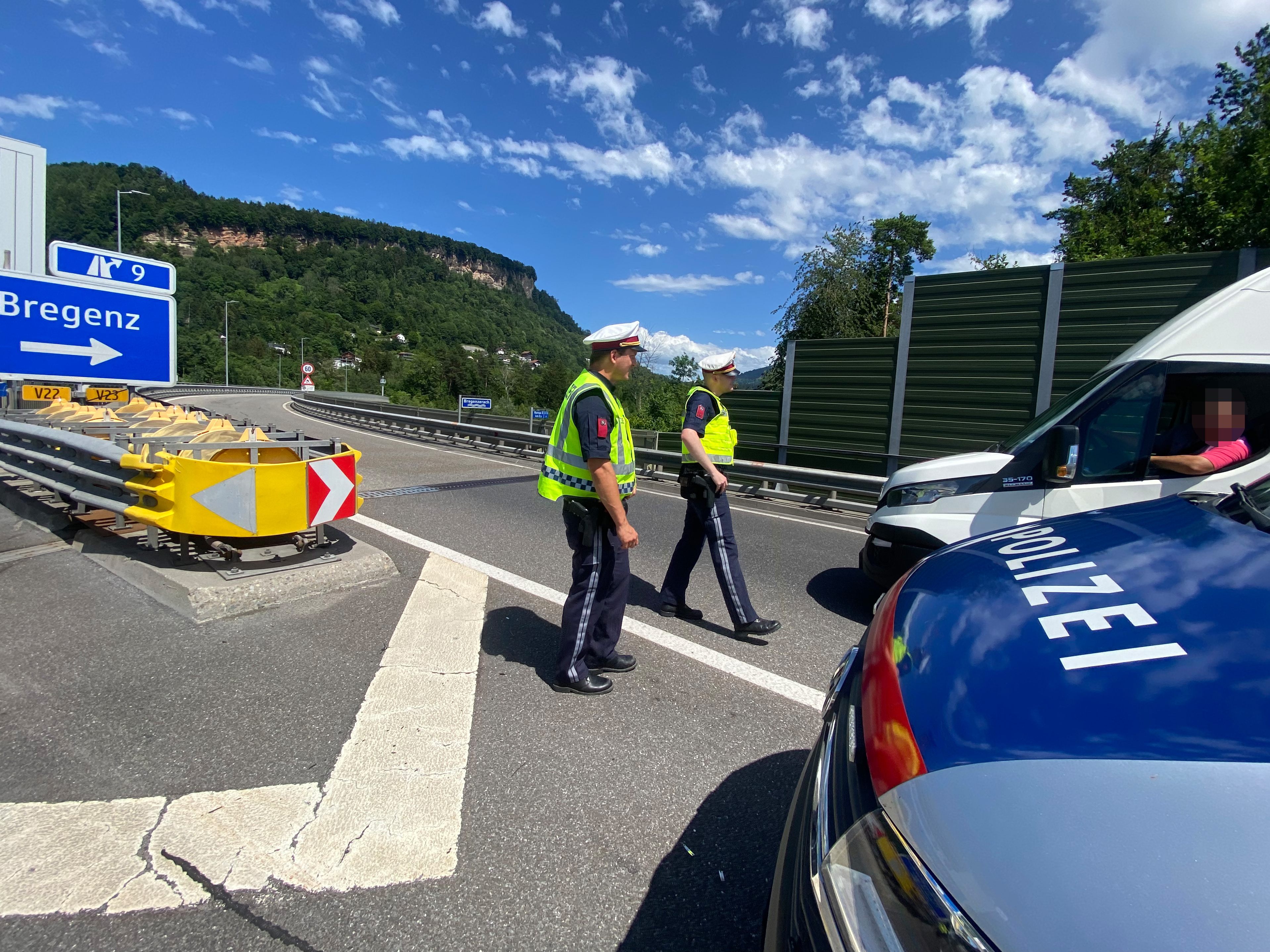 Die Polizei kontrolliert die Einhaltung der Verordnung.