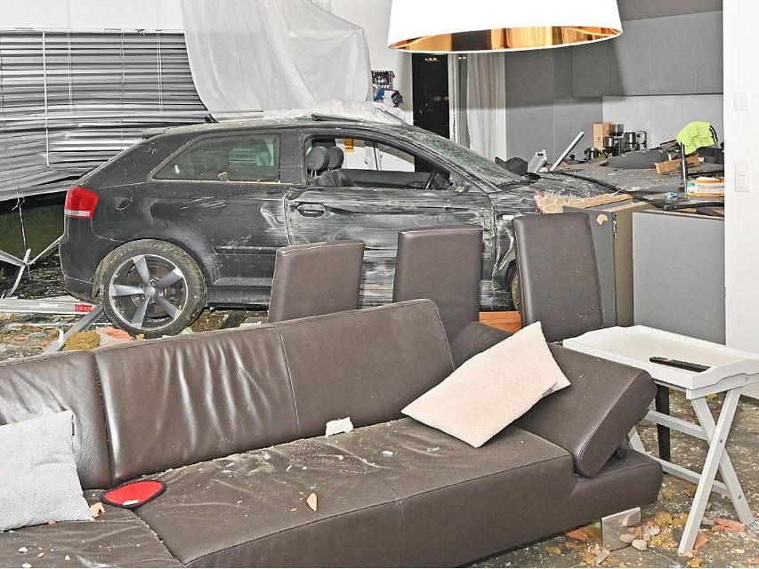 Ein 23-Jähriger raste in Schaffhausen mit seinem Audi in ein Wohnzimmer.