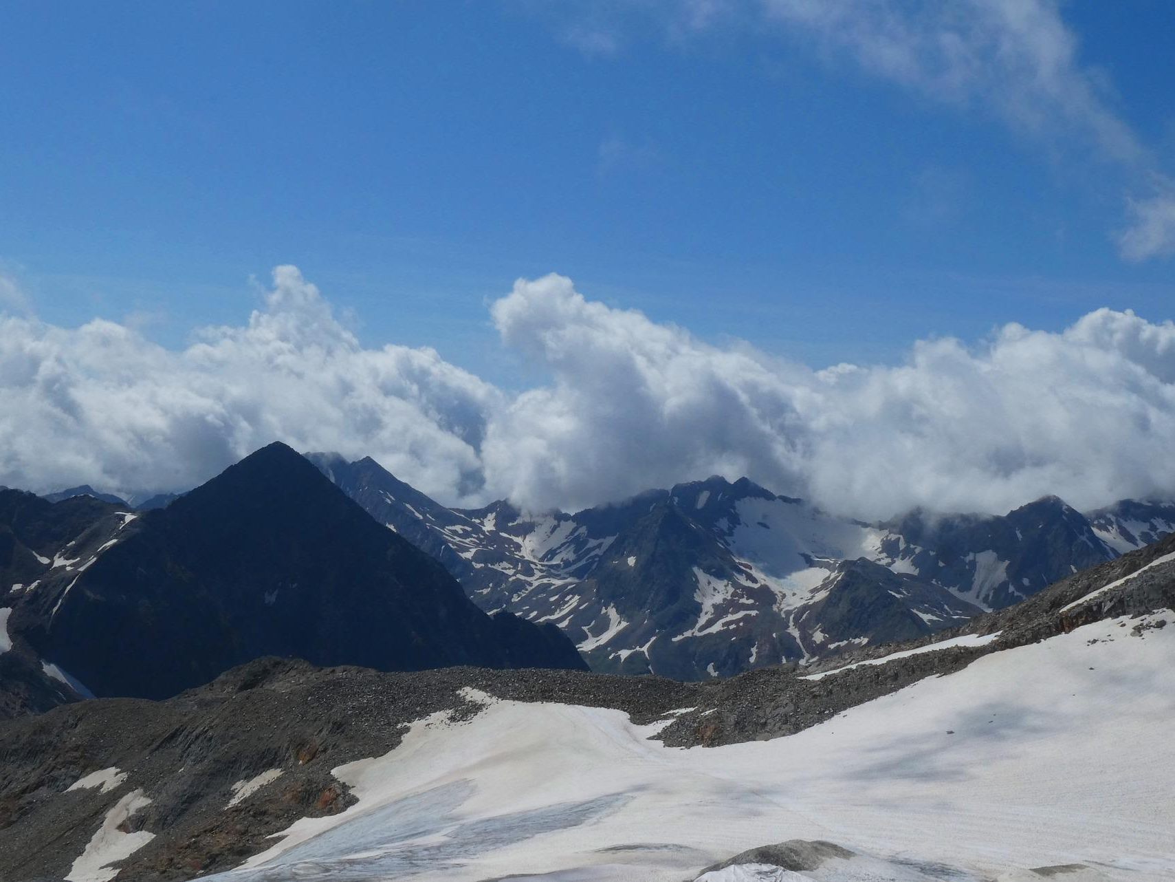 Für Sommerbeginn liegt auf den Gletschern wenig Schnee. Für Sommerbeginn liegt auf den Gletschern wenig Schnee.