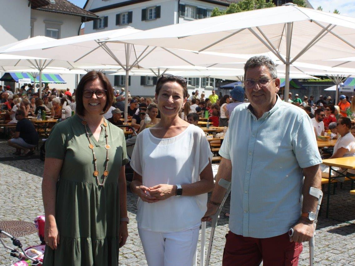 Große Freude bei Rankweil Bürgermeisterin Katharina Wöss-Krall, LR Martina Rüscher und Gemeinderat Helmut Jenny im Fest der Kulturen am Marktplatz. Große Freude bei Rankweil Bürgermeisterin Katharina Wöss-Krall, LR Martina Rüscher und Gemeinderat Helmut Jenny im Fest der Kulturen am Marktplatz.