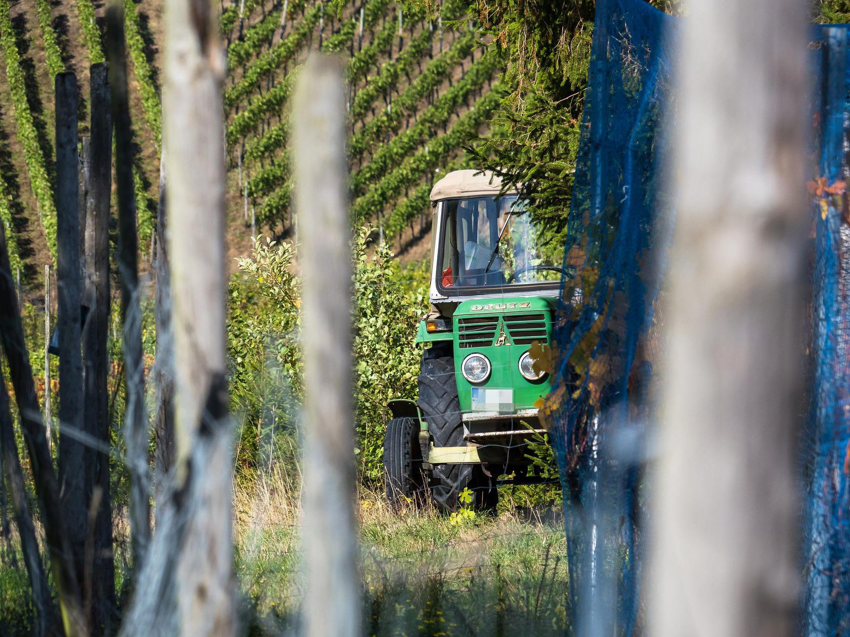 Der 47-Jährige wurde unter dem Traktor eingeklemmt und verstarb.