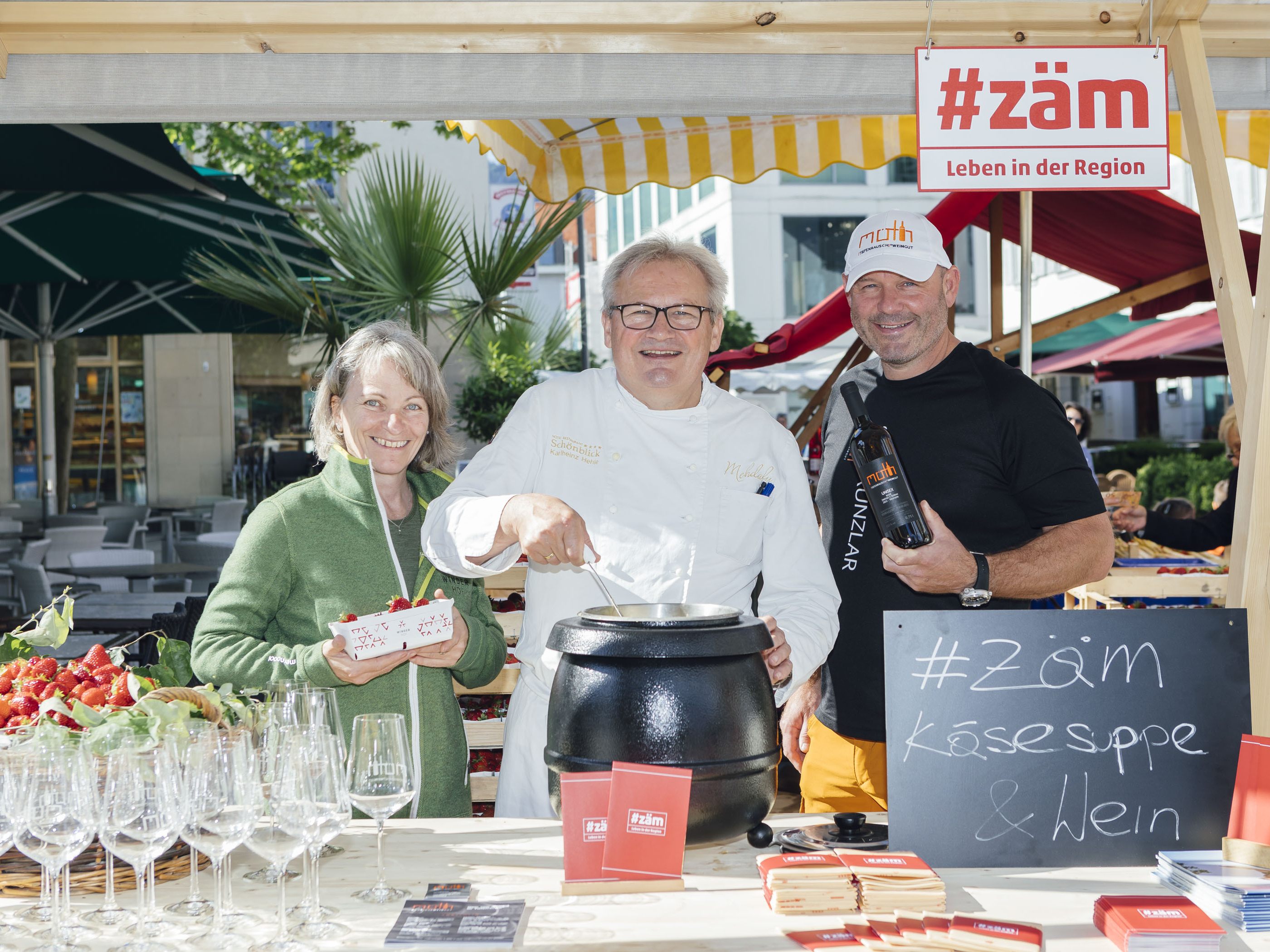 Bei der Premiere des #zäm-Marktstandes waren Obstbäuerin Theresia Winder, Gastronom Karlheinz Hehle und Winzer Josef Möth dabei. Bei der Premiere des #zäm-Marktstandes waren Obstbäuerin Theresia Winder, Gastronom Karlheinz Hehle und Winzer Josef Möth dabei.