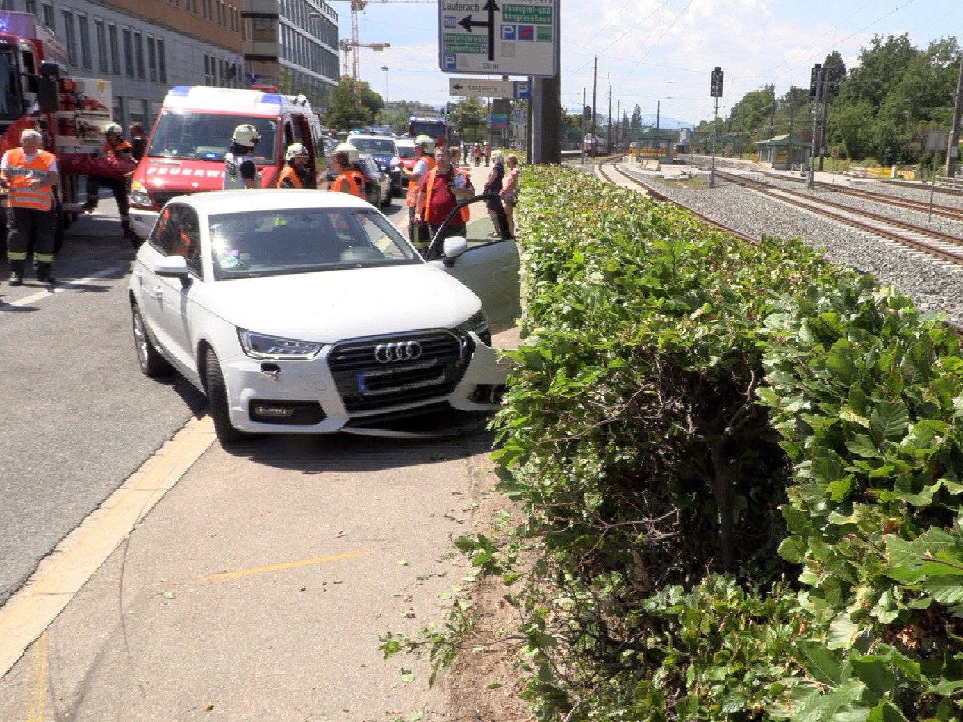 Der Pkw landete in der Hecke beim Bahngleis.