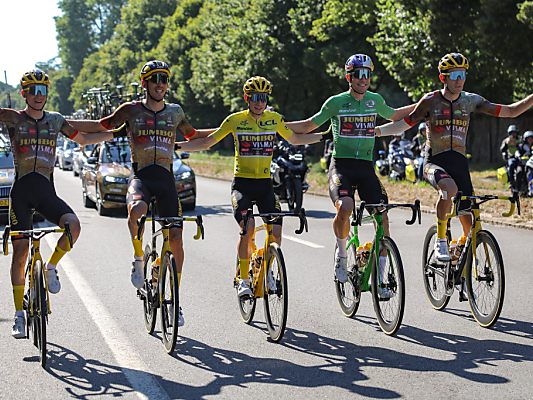 Vingegaard feierte mit seinem Team Jumbo-Visma Vingegaard feierte mit seinem Team Jumbo-Visma