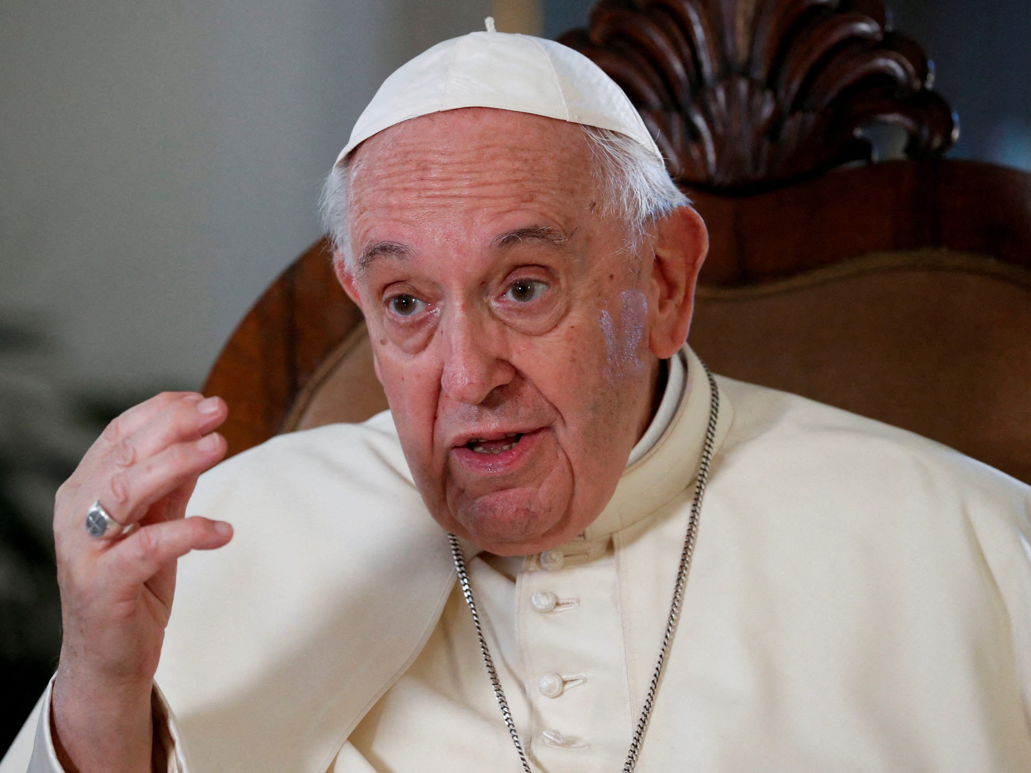 Papst Franziskus spricht in einem Interview von einem "dritten Weltkrieg auf Raten"