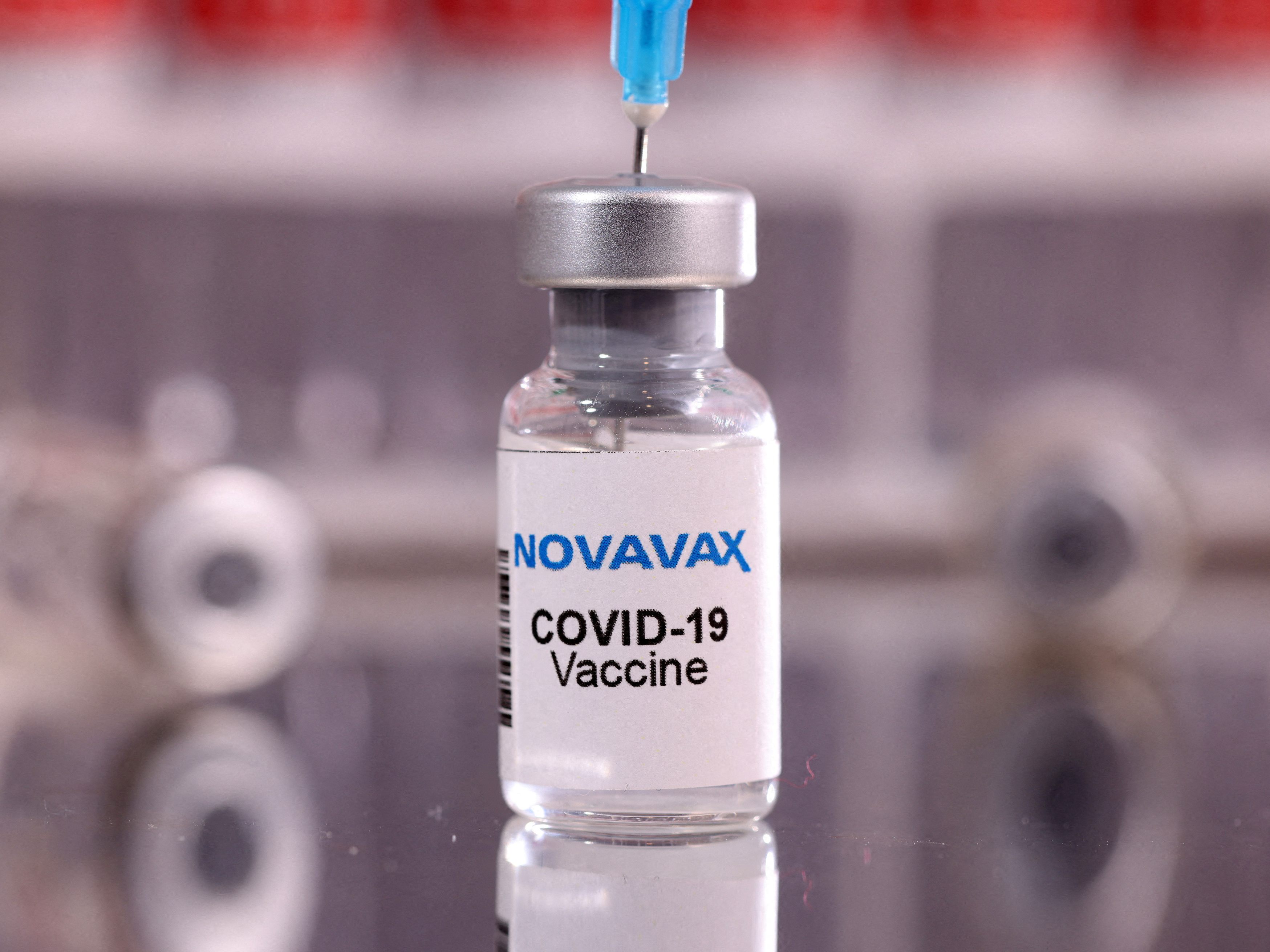 Erwachsene in den USA können sich künftig auch mit Novavax gegen das Coronavirus impfen lassen. Erwachsene in den USA können sich künftig auch mit Novavax gegen das Coronavirus impfen lassen.
