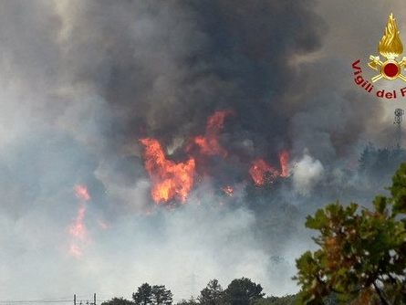Die Feuerwehr kämpft im Friaul weiterhin gegen die Flammen an.