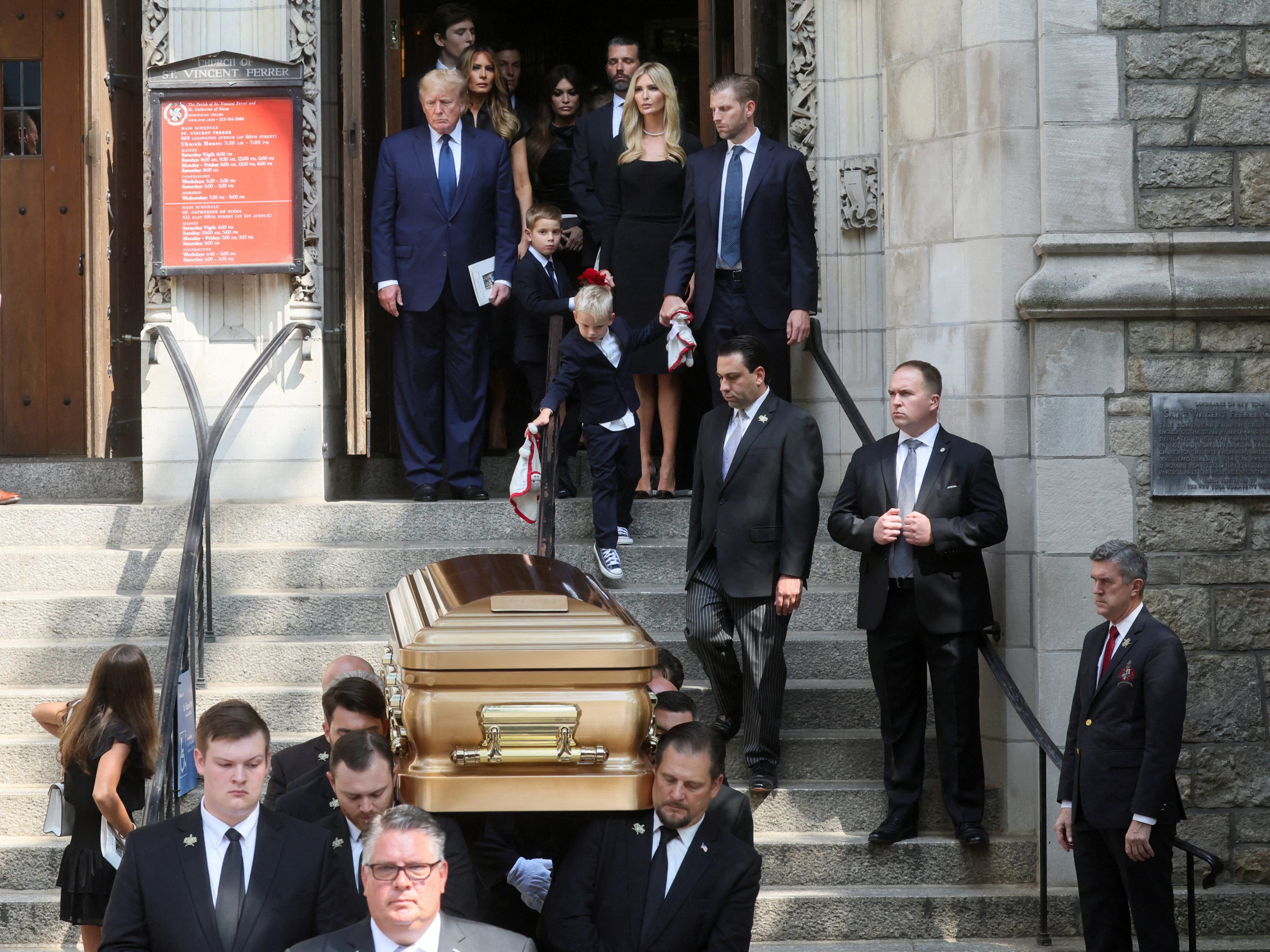 Donald Trump war mit seiner Familie bei der Beerdigung seiner Ex-Frau Ivana Trump in New York. Donald Trump war mit seiner Familie bei der Beerdigung seiner Ex-Frau Ivana Trump in New York.