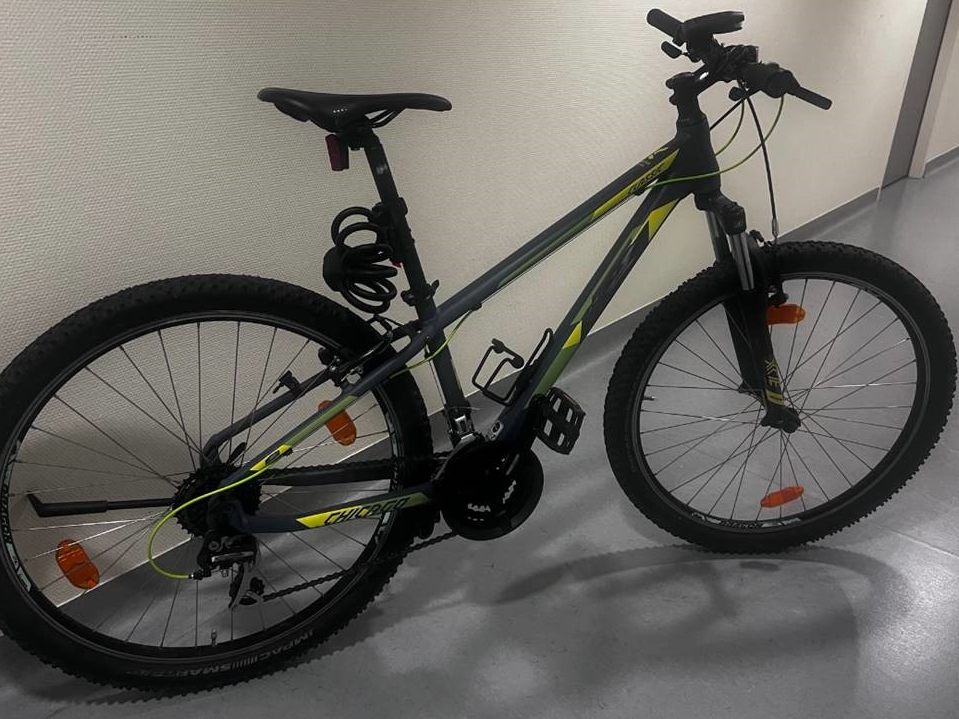 Ein 24-Jähriger wurde in Mödling augrund des Verdachts auf Auto- und Fahrraddiebstahl festgenommen. Ein 24-Jähriger wurde in Mödling augrund des Verdachts auf Auto- und Fahrraddiebstahl festgenommen.