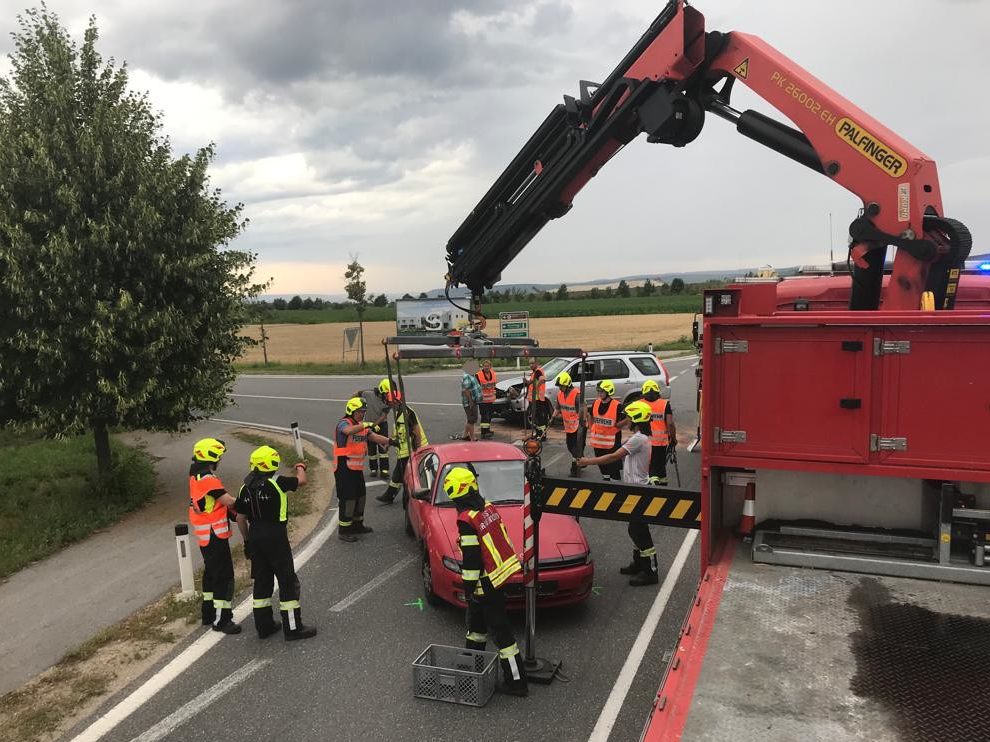 Nach einem Verkehrsunfall in Grafenwörth konnten eine im Auto eingeklemmte Person gerettet werden. Nach einem Verkehrsunfall in Grafenwörth konnten eine im Auto eingeklemmte Person gerettet werden.