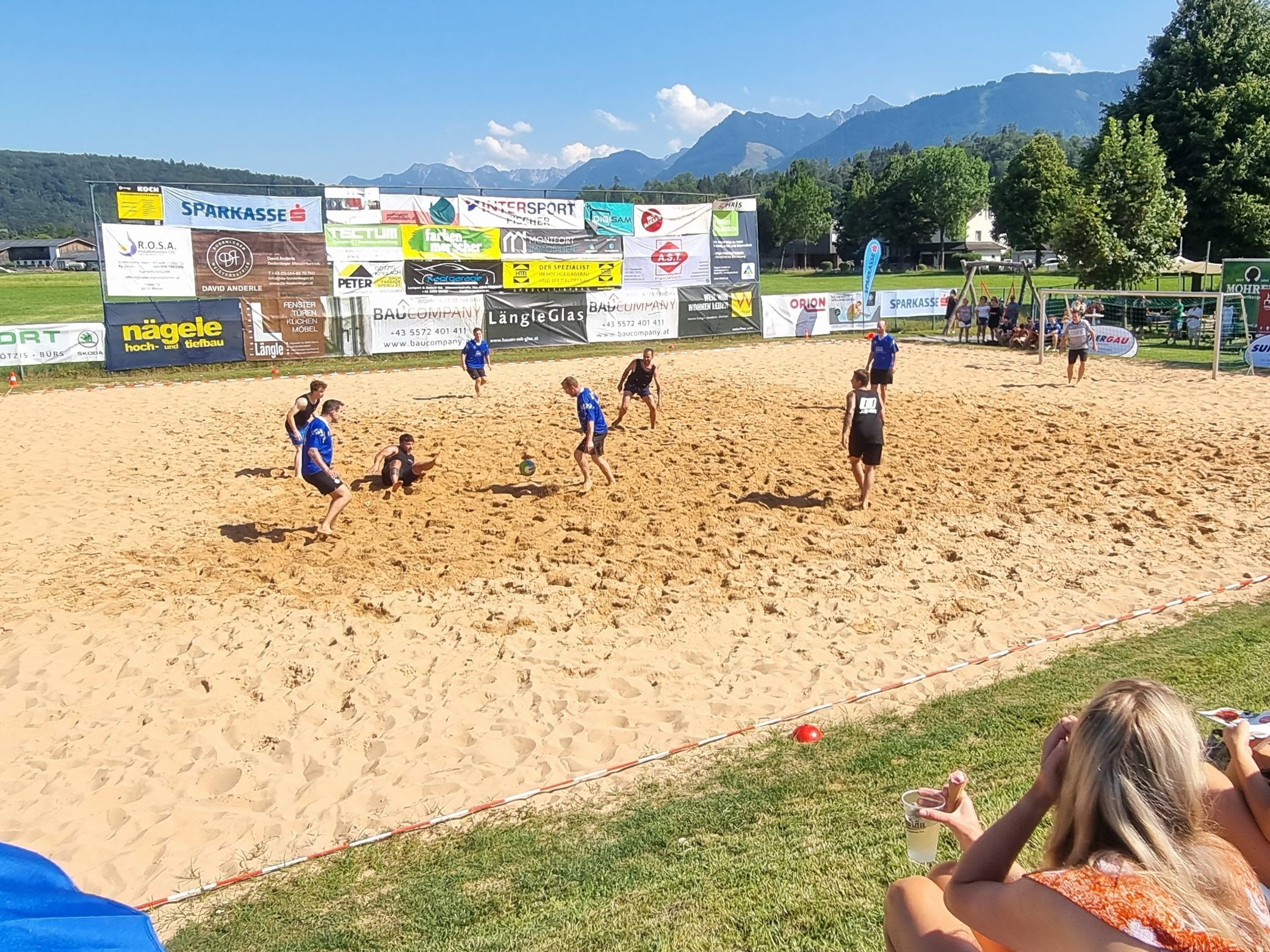 Viel Spaß auf dem Sandplatz hinter der Volksschule Nofels. Viel Spaß auf dem Sandplatz hinter der Volksschule Nofels.
