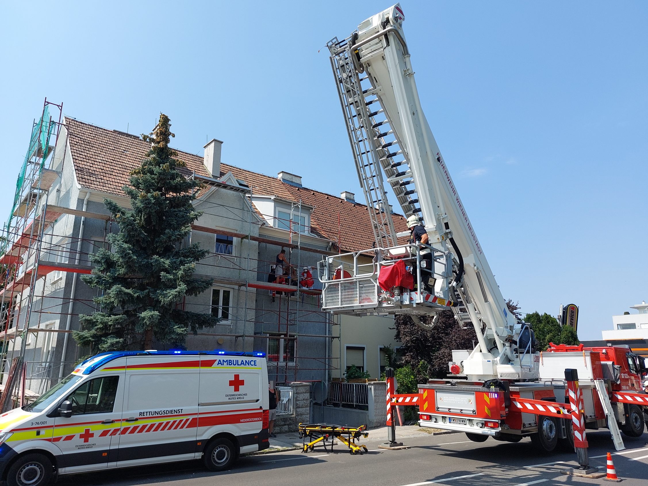 Wegen einem medizinischen Notfall musste die FF Wiener Neustadt einen Bauarbeiter vom Baugerüst holen.