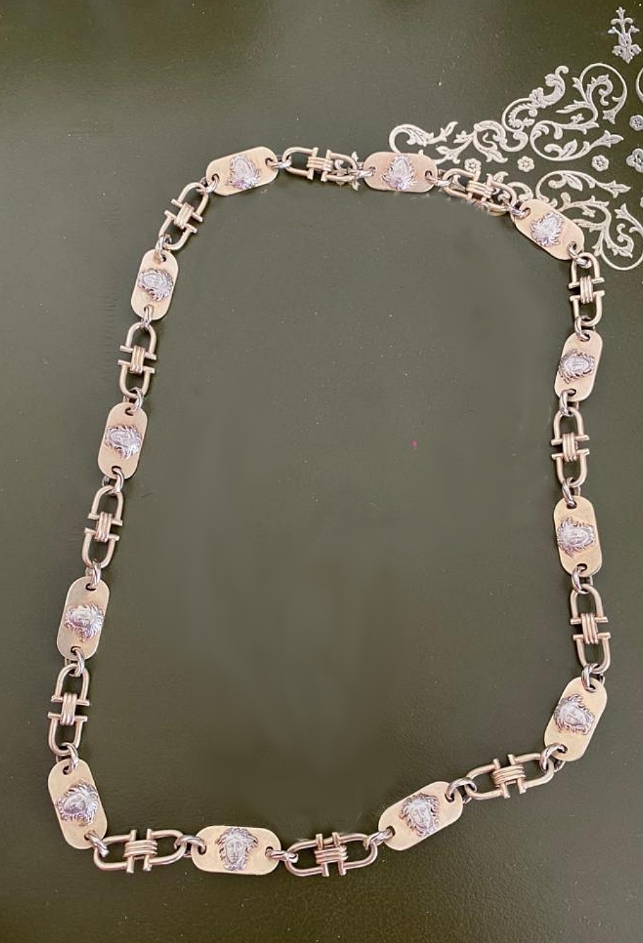 Diese 9.000 Euro teure Designerkette aus einem Wiener Wohnhaus gestohlen Diese 9.000 Euro teure Designerkette aus einem Wiener Wohnhaus gestohlen