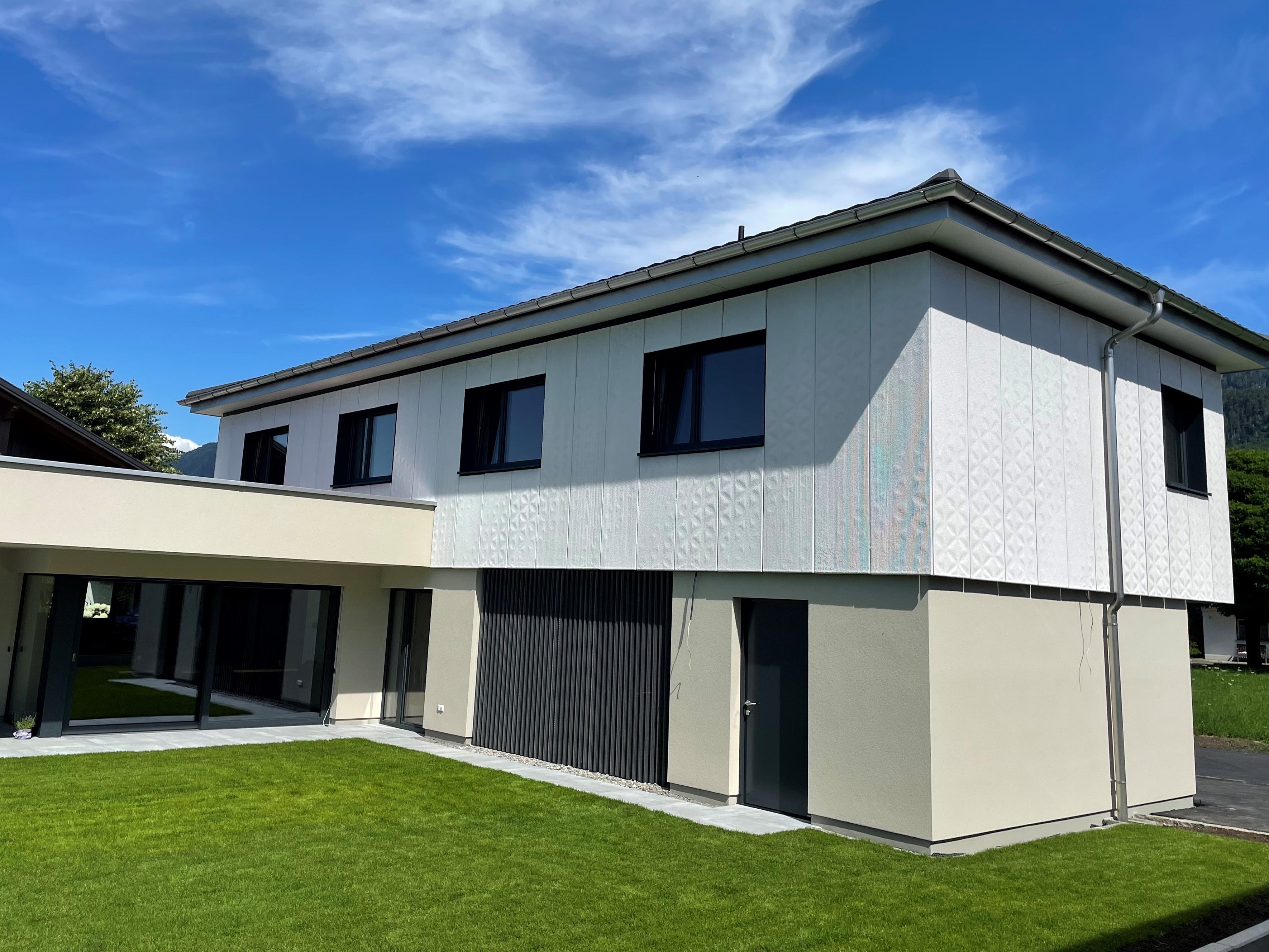 74 individuell gemusterte Beton-Paneele umhüllen ein Einfamilienhaus in Götzis.