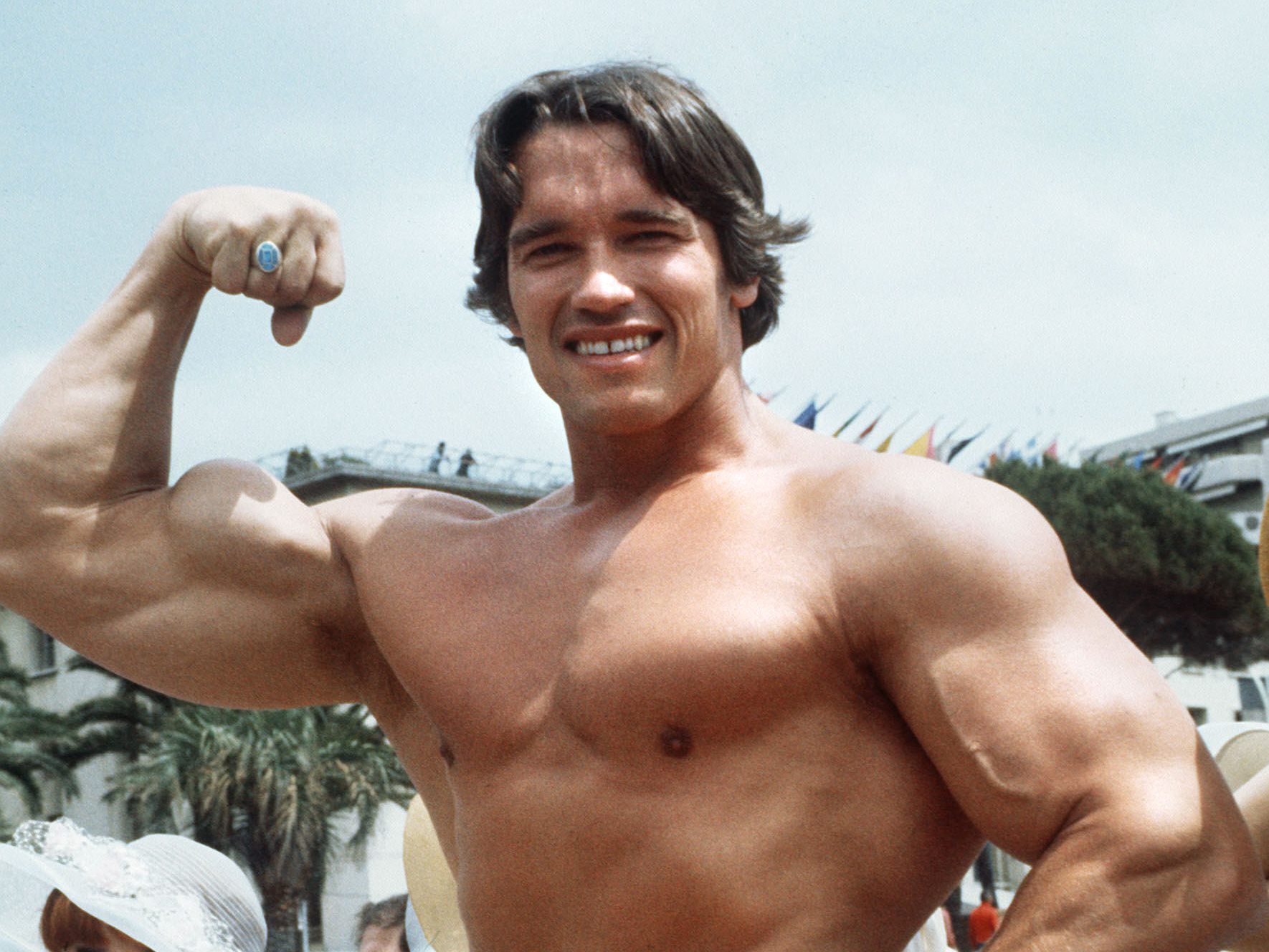 Arnold Schwarzenegger am 19. Mai 1977 bei den Filmfestspielen in Cannes. 2022 wird der österreichische Hollywood-Schauspieler 75 Jahre alt. Arnold Schwarzenegger am 19. Mai 1977 bei den Filmfestspielen in Cannes. 2022 wird der österreichische Hollywood-Schauspieler 75 Jahre alt.