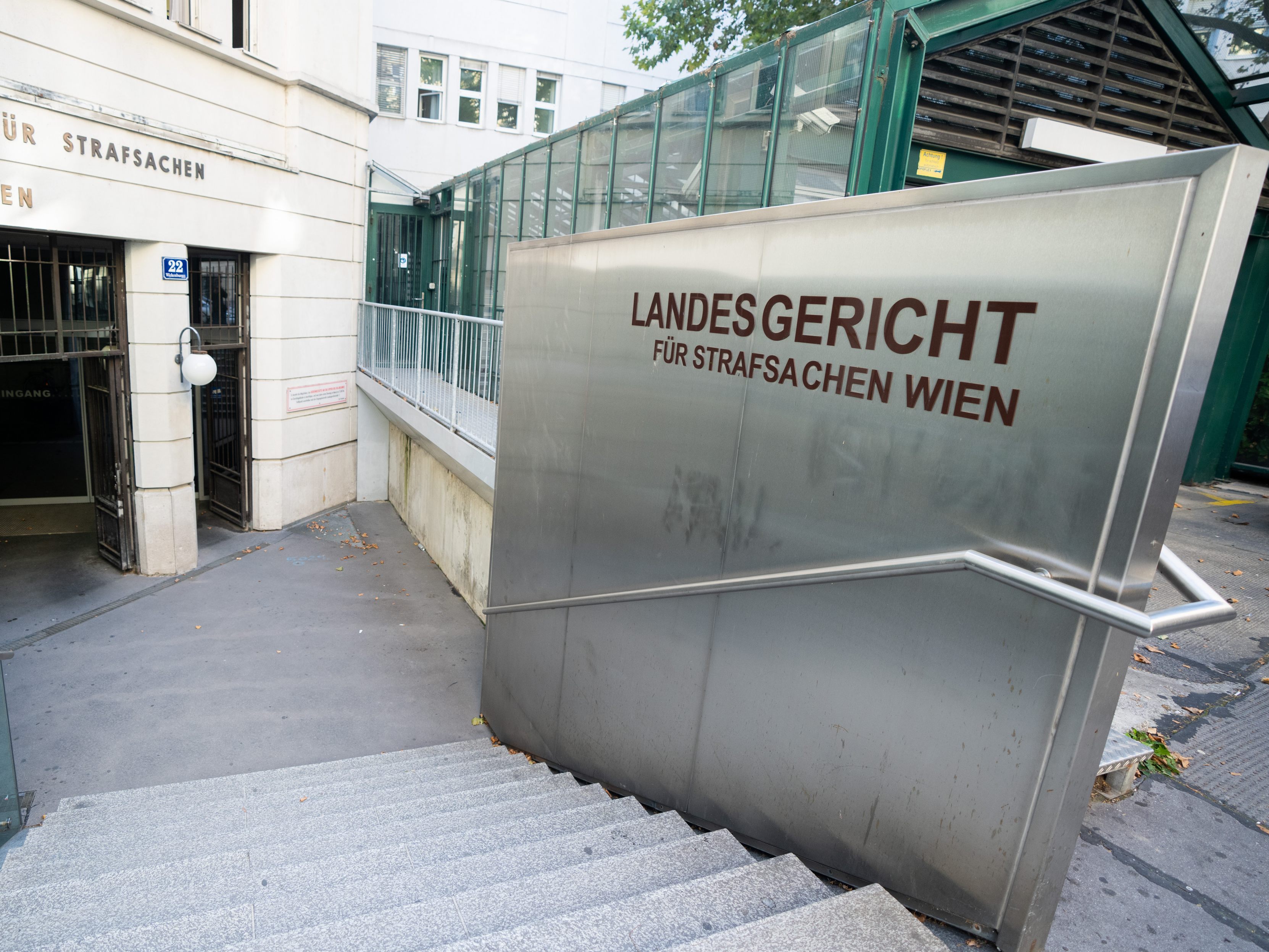 Ein 52-Jähriger wurde - nicht rechtskräftig - wegen Mordersuchs zu 15 Jahren Haft verurteilt. Ein 52-Jähriger wurde - nicht rechtskräftig - wegen Mordersuchs zu 15 Jahren Haft verurteilt.