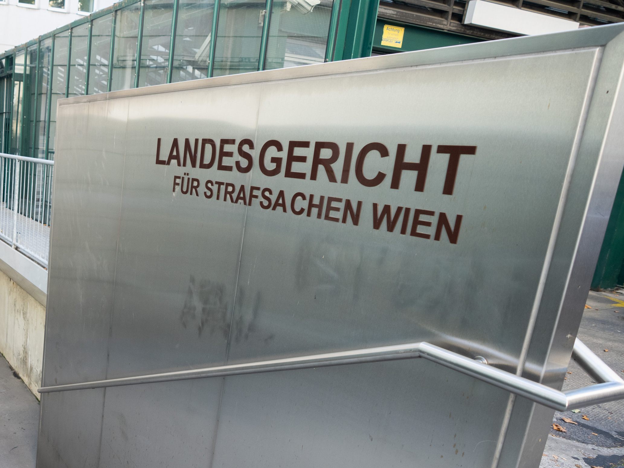 Wegen Mordversuch an seiner Ehefrau ist ein 52-Jähriger am Mittwoch am Landesgericht Wien zu 18 Jahren Haft verurteilt worden. Wegen Mordversuch an seiner Ehefrau ist ein 52-Jähriger am Mittwoch am Landesgericht Wien zu 18 Jahren Haft verurteilt worden.