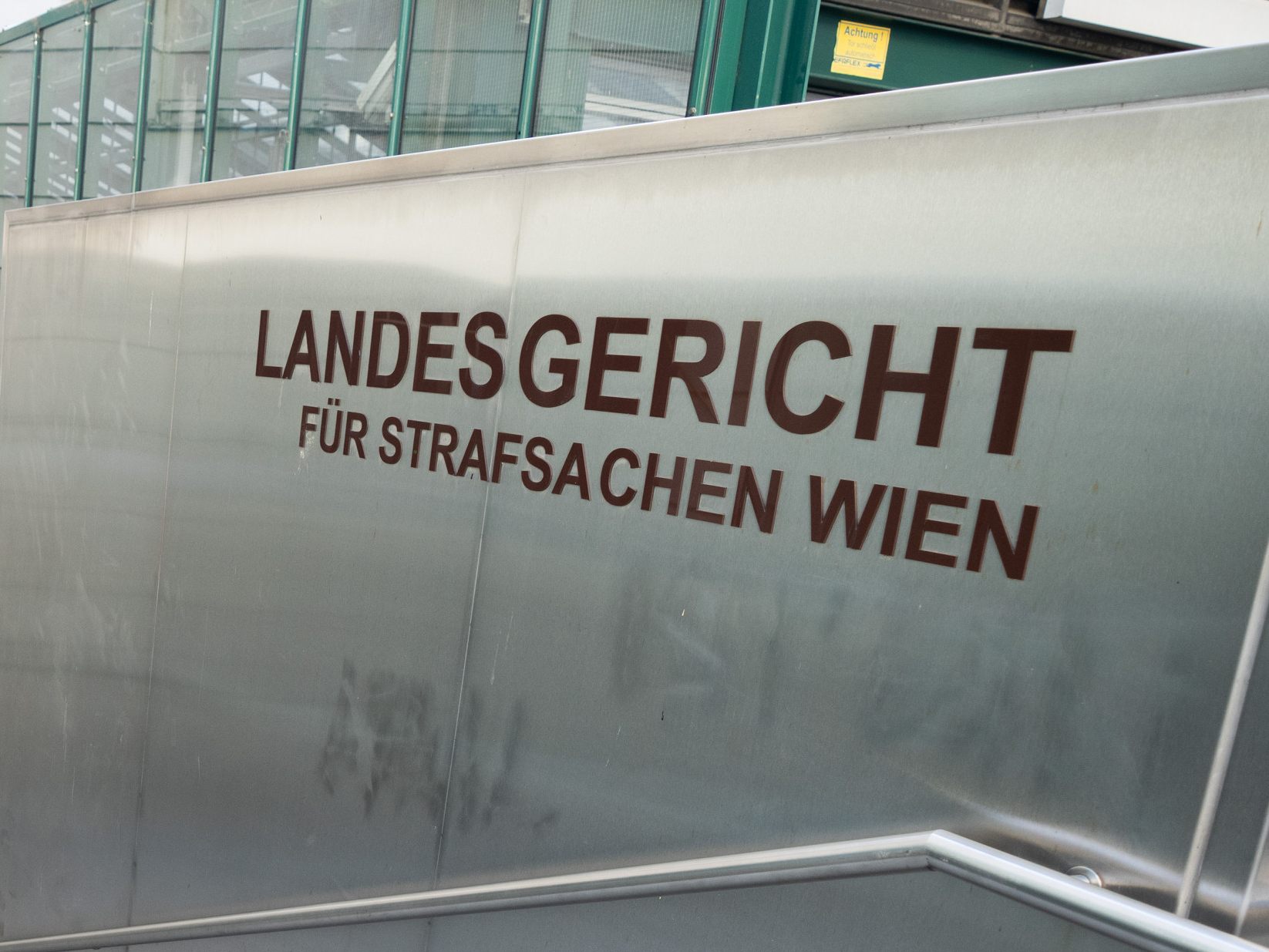 Am Wiener Landesgericht muss sich am Dienstag ein Mann wegen Mordversuchs an seiner Ehefrau verantworten