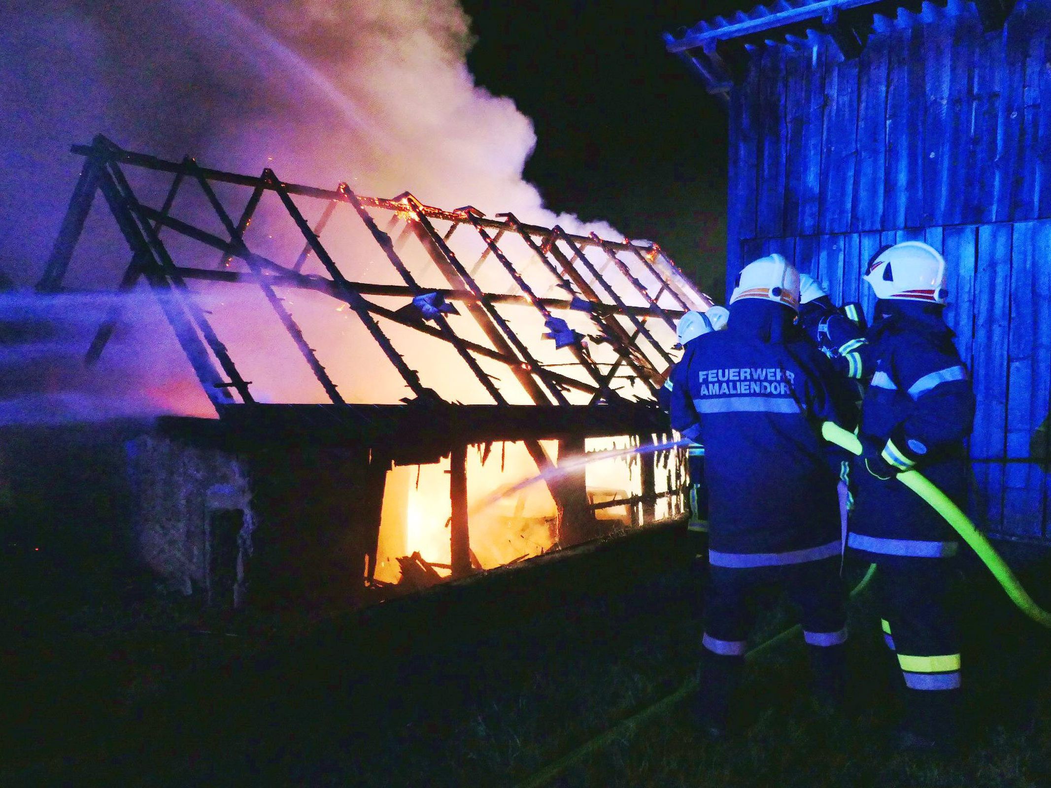 160 Feuerwehrleute bekämpften Scheunenbrand in Schrems. 160 Feuerwehrleute bekämpften Scheunenbrand in Schrems.