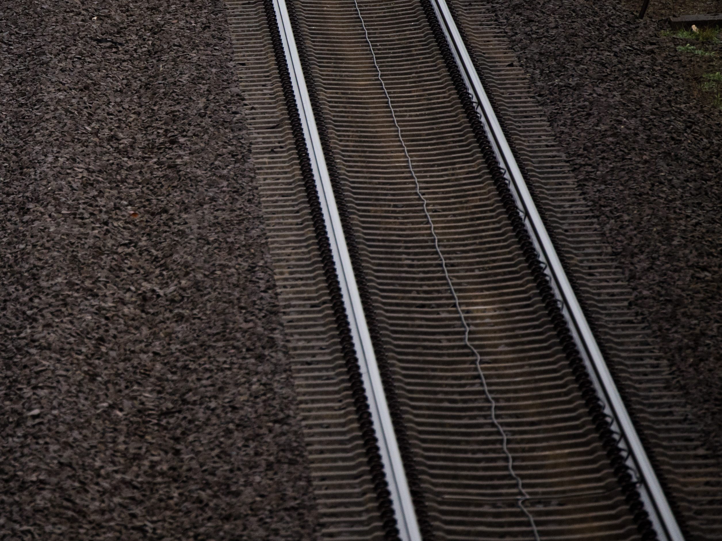 Ein Mann beging Fahrerflucht, nach dem er mit seinem Pkw mit der Mariazellerbahn kollidiert war.