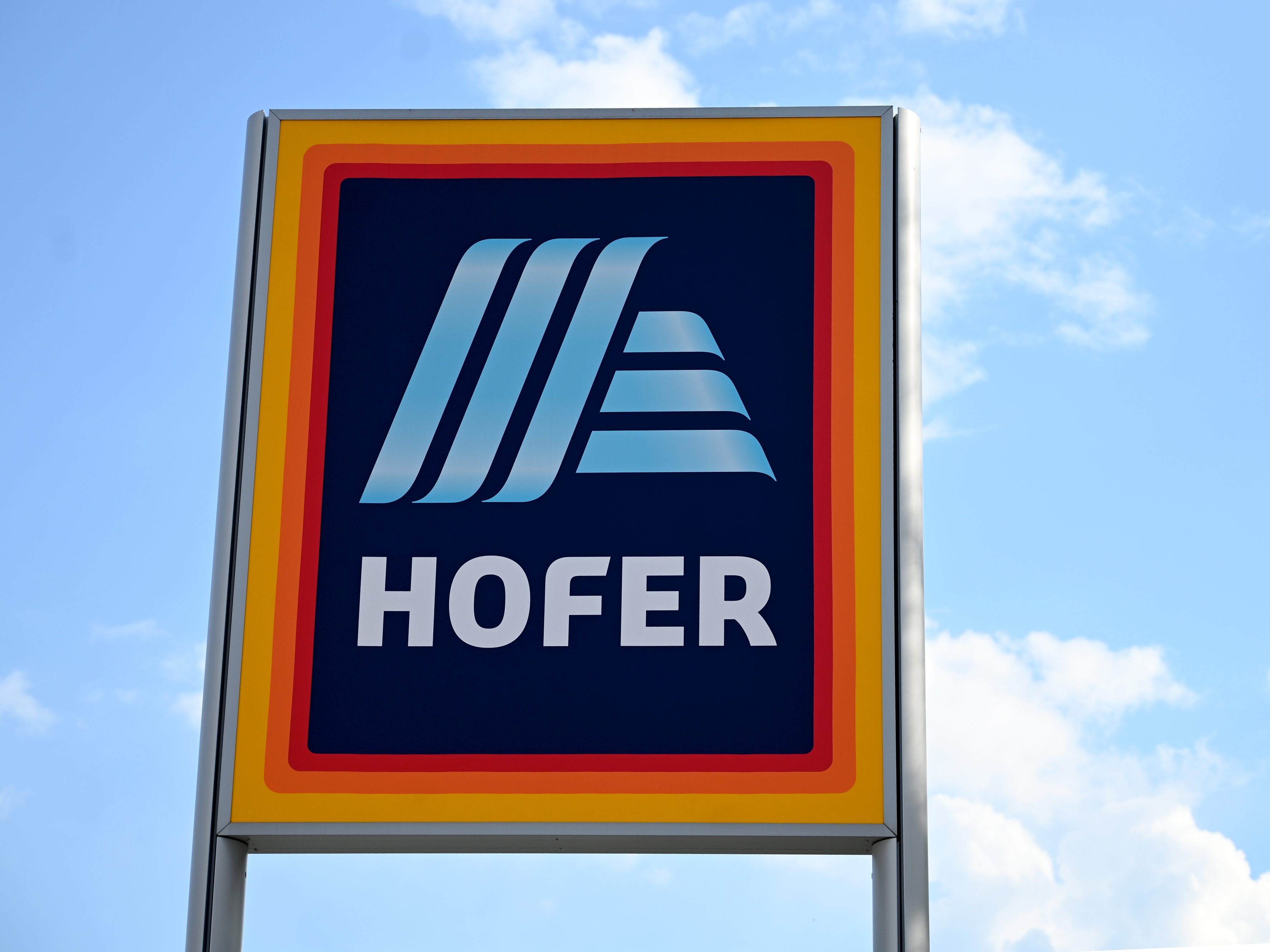 Hofer will 230 Filialen mit PV-Anlagen ausstatten.