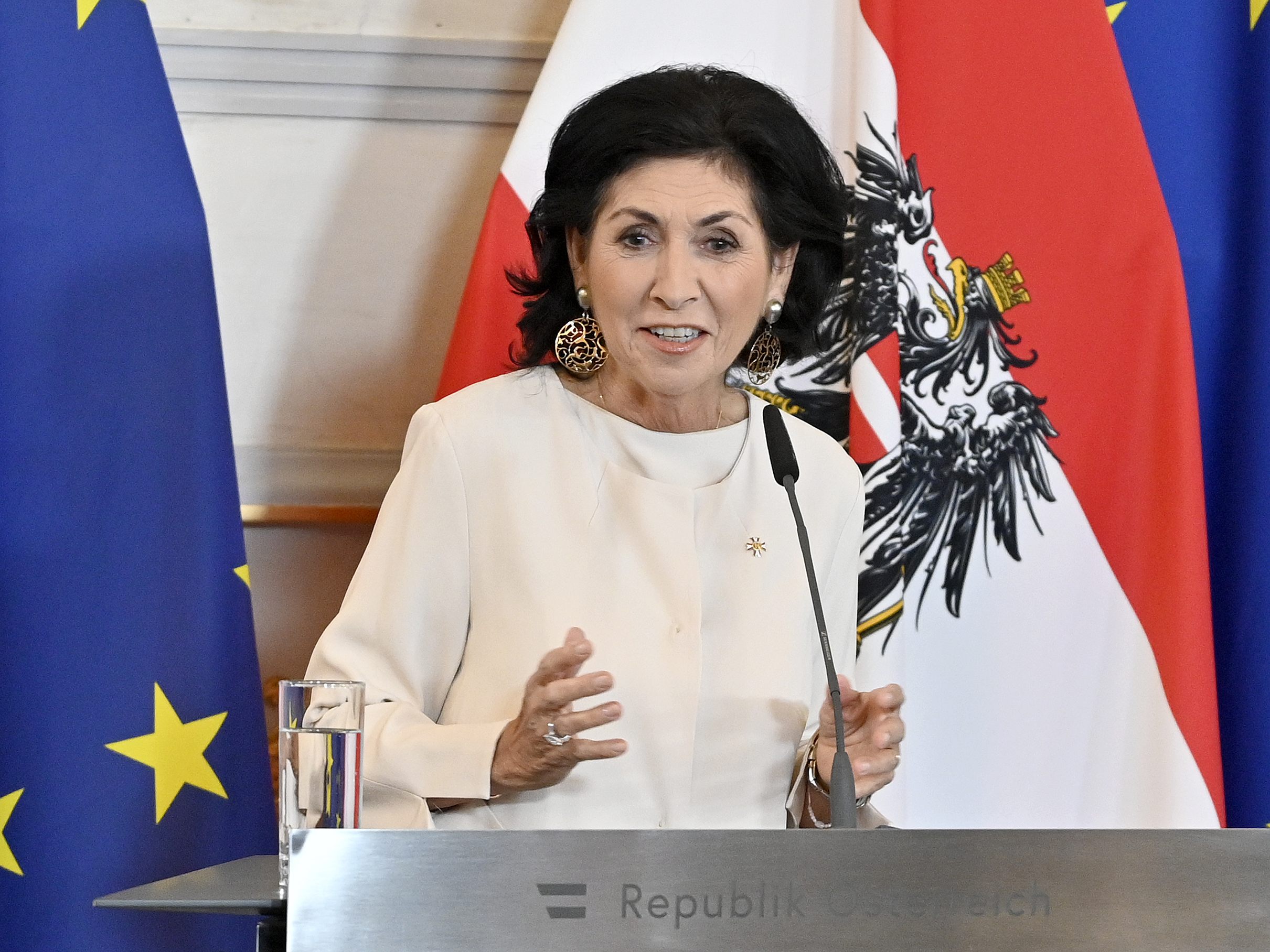 Danielle Spera ist nun Trägerin des Goldenen Ehrenzeichens Wiens.