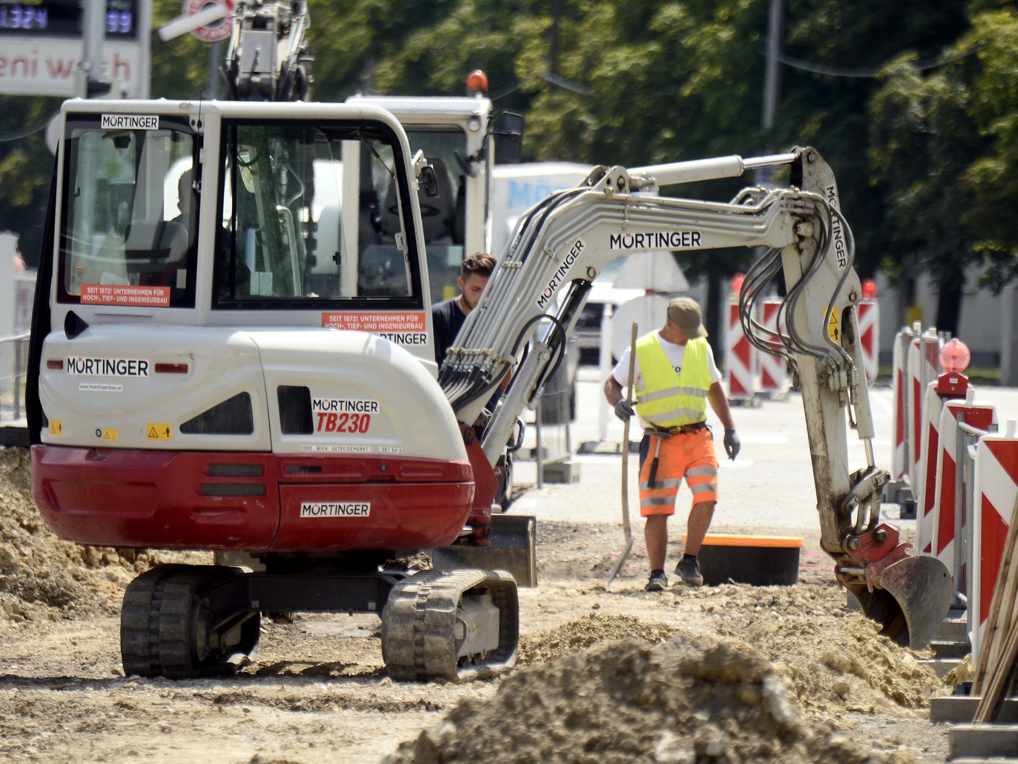 Die Bushaltestelle in der Endresstraße in Wien-Liesing wird ab Dienstag vergrößert. Die Bushaltestelle in der Endresstraße in Wien-Liesing wird ab Dienstag vergrößert.