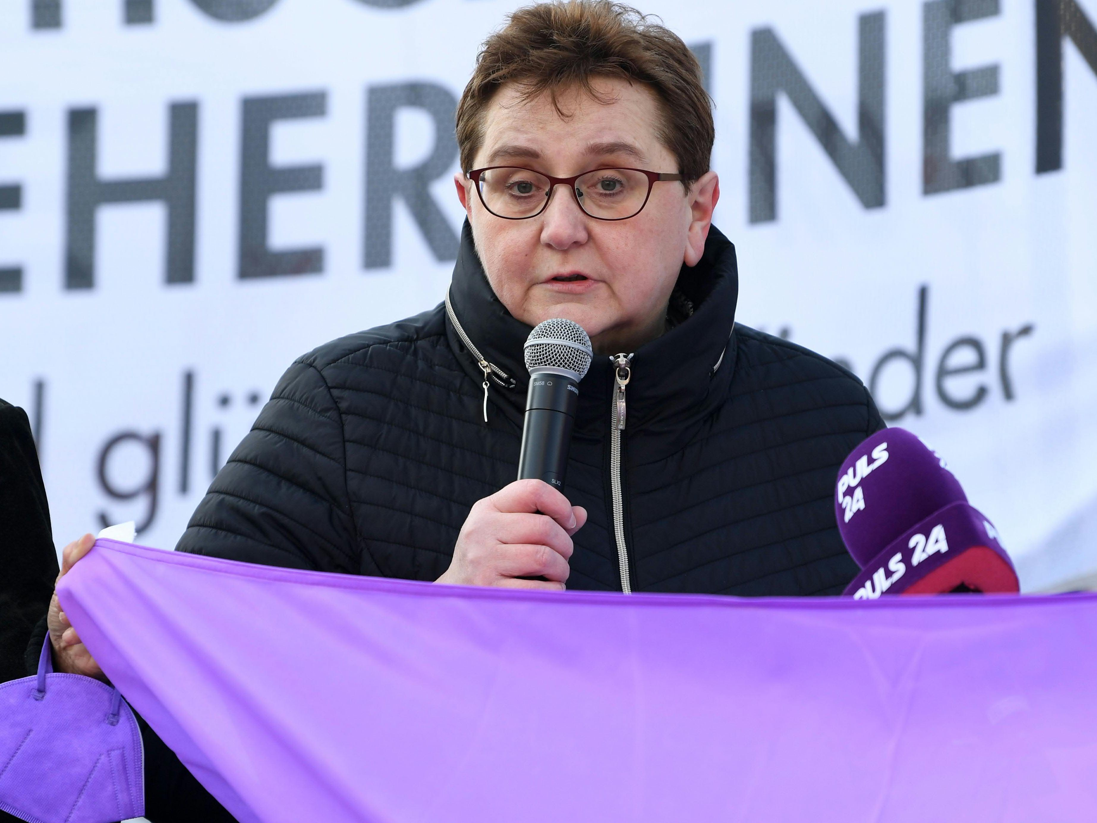 Klaudia Frieben, Vorsitzende des Österreichischen Frauenrings, fordert mehr Einsatzu der Regierung für Frauen.
